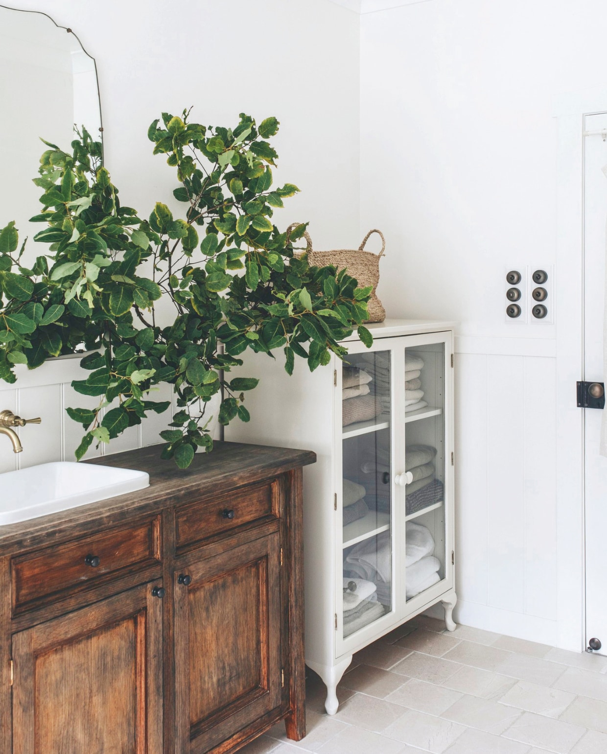 Spiegel, dressoir en handdoekenkast tweedehands via Facebook Marketplace. Handvatten en lichtschakelaars TradCo. Kraan Phoenix Tapware. Wandplaten James Hardie. Mand The Dharma Door. vtwonen landelijk 10-2025 | fotografie Abbie Melle