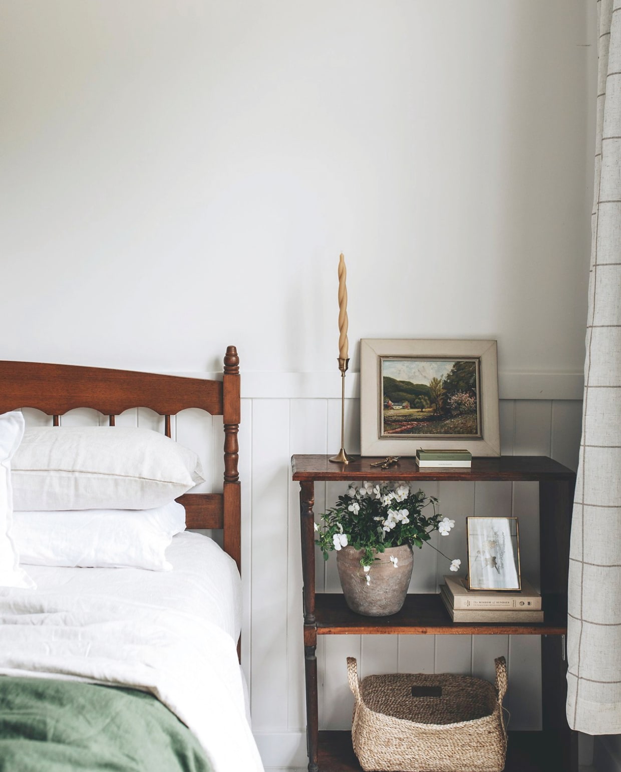 Bed en nachtkastje antiek. Soortgelijk: beddengoed House in Style, gordijnen La redoute, opbergmand Dille & Kamille. vtwonen landelijk 10-2025 | fotografie Abbie Melle