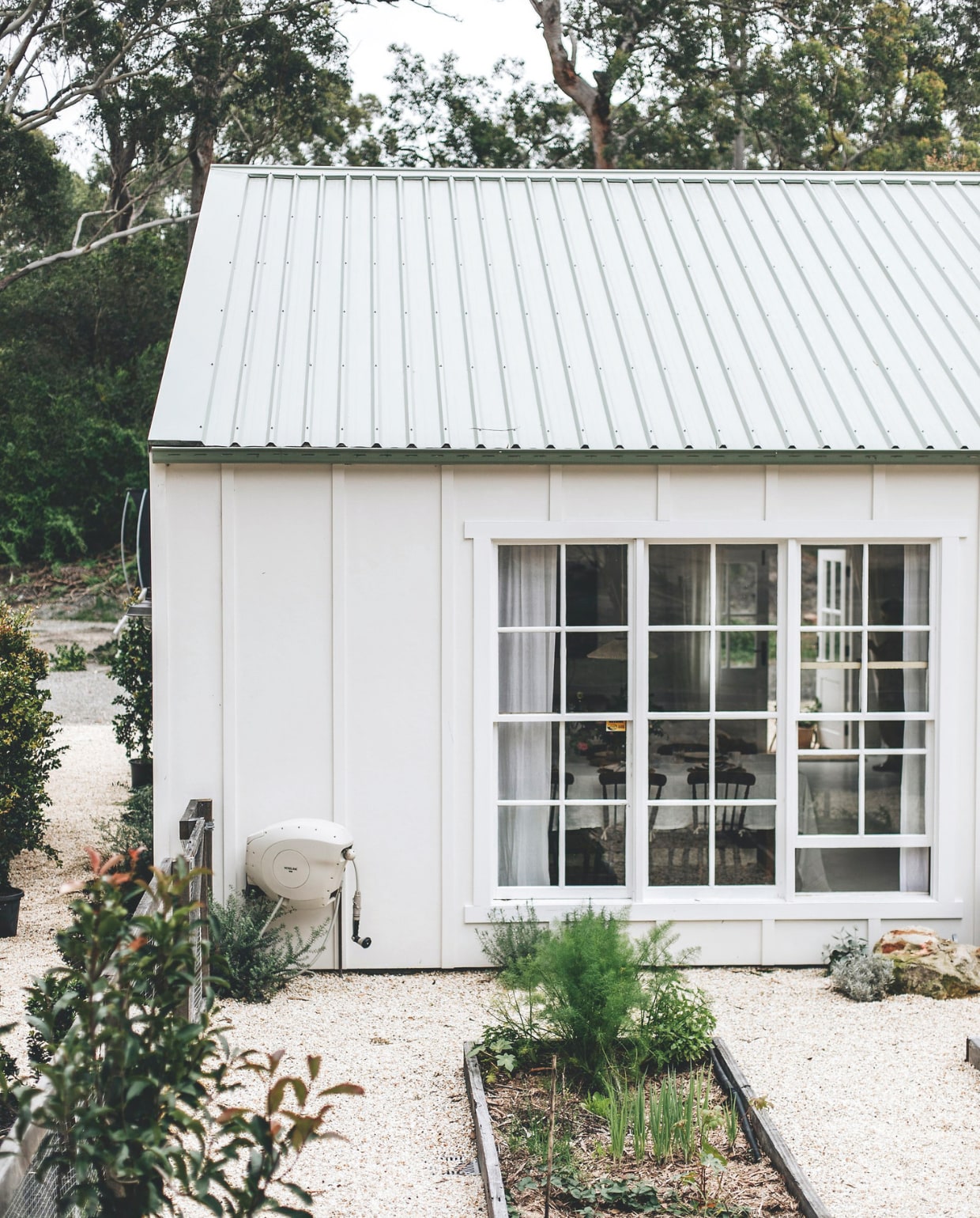 Wandpanelen James Hardie. Vergelijkbare lichtgrijze tuinslanghouder Talen Tools. vtwonen landelijk 10-2025 | fotografie Abbie Melle