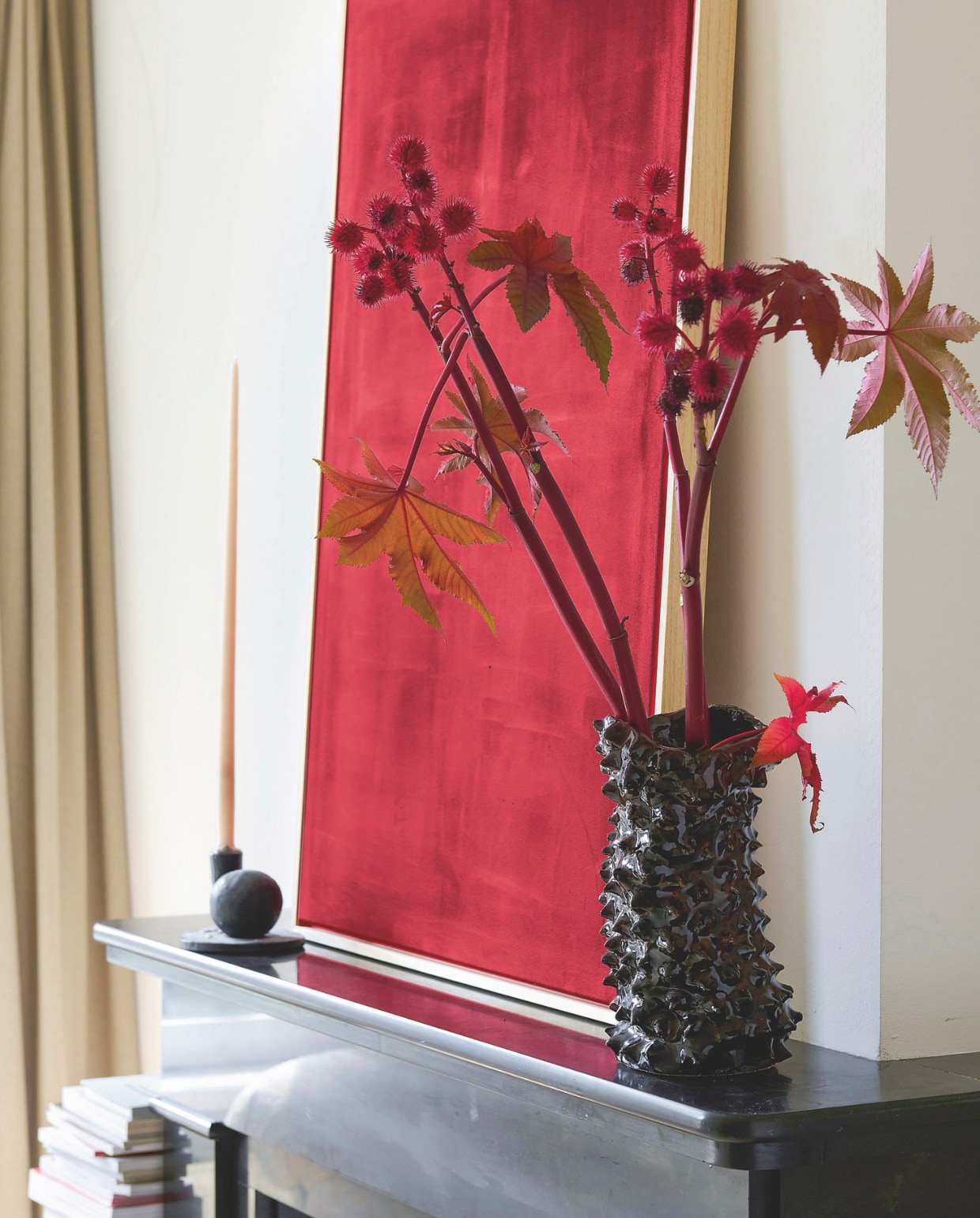 Lamp Floatation van Ingo Maurer. Metalen magazinerek Aytm. Het olieverfschilderij maakte Gloria zelf. Kandelaar, vaas, kruk 2222Studio. De salontafel vond Gloria online. Zilveren vaas Georg Jensen. Stoel Hill House 1 van Cassina, ontwerp Mackintosh. Vloerkleed Nordic Knots. Stijlvol wonen 9-2025 | styling Marianne Luning | fotografie Kasia Gatkowska | tekst Anneleen Peeters