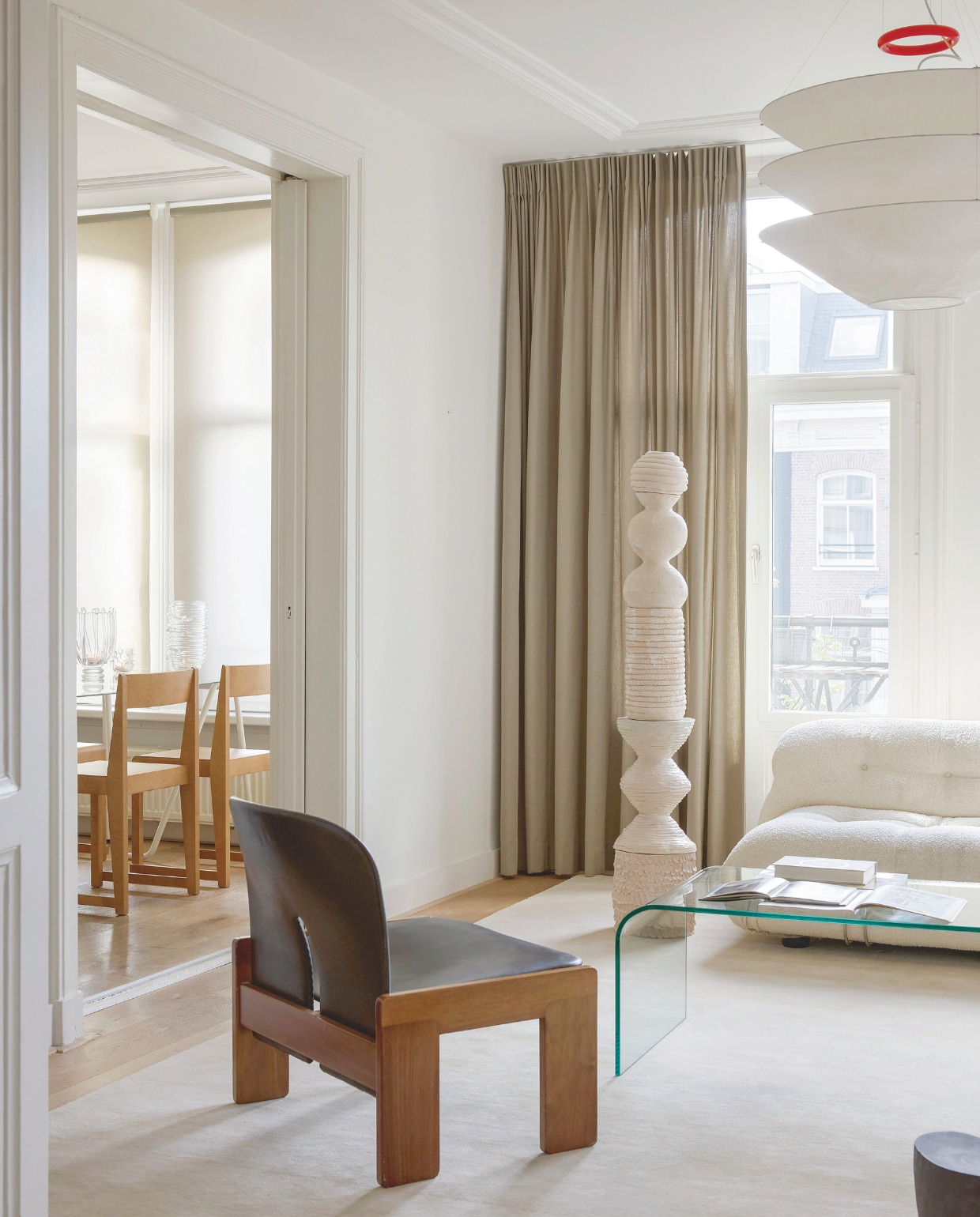 Vintage fauteuil Scarpa 925 van Afra & Tobia Scarpa. Sculptuur 2222Studio. Stijlvol wonen 9-2025 | styling Marianne Luning | fotografie Kasia Gatkowska | tekst Anneleen Peeters