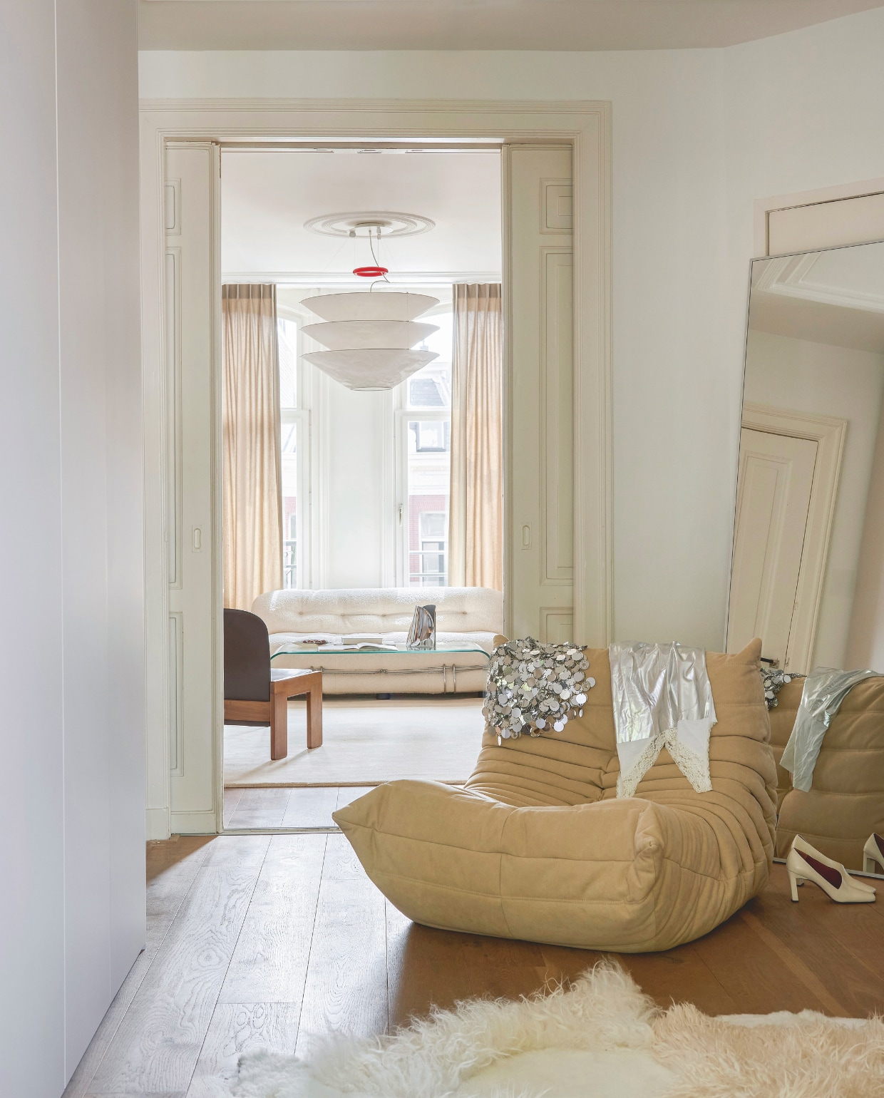 Vloerkleed schapenvacht. Fauteuil Togo van Ligne Roset. Lamp Ingo Maurer. Stijlvol wonen 9-2025 | styling Marianne Luning | fotografie Kasia Gatkowska | tekst Anneleen Peeters