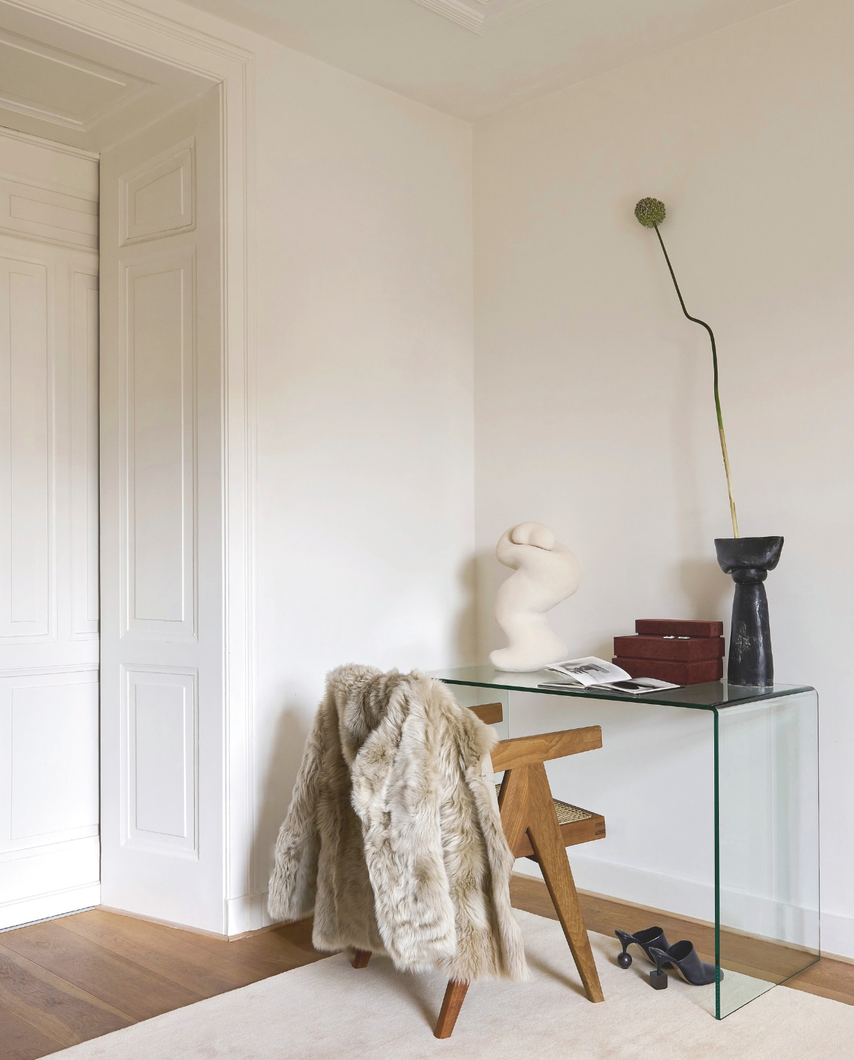 Tafel online gevonden. Vaas, sculptuur 2222Studio. Stoel Pierre Jeanneret. Dozen Michaël Verheyden. Stijlvol wonen 9-2025 | styling Marianne Luning | fotografie Kasia Gatkowska | tekst Anneleen Peeters