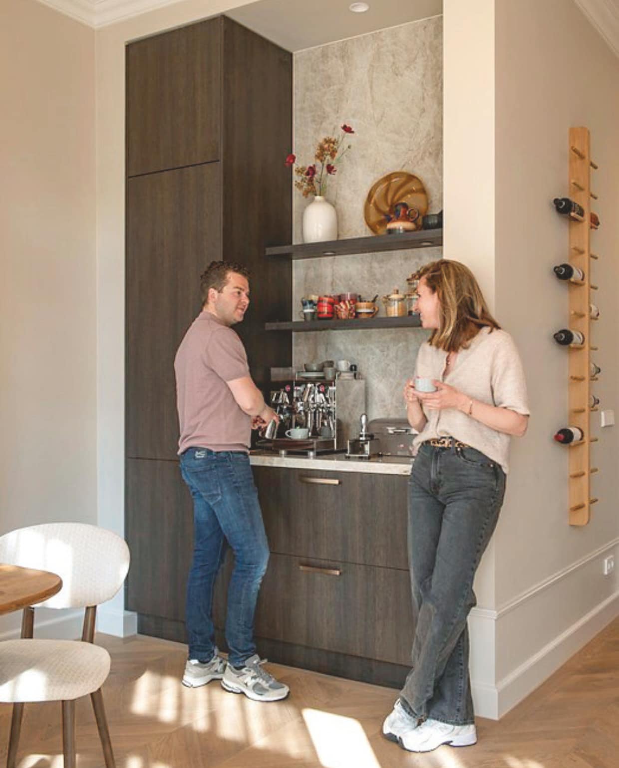 Kasten Mugg Kitchens. Achterwand kwartsiet Jan Reek natuursteen. Vaas vtwonen. Bord Anders Nog Iets. Wijnrek Aedam Anthonym. Koffiemachine Ecm. vtwonen 10-2025 | fotografie Caroline Coehorst | tekst Chris Muyres