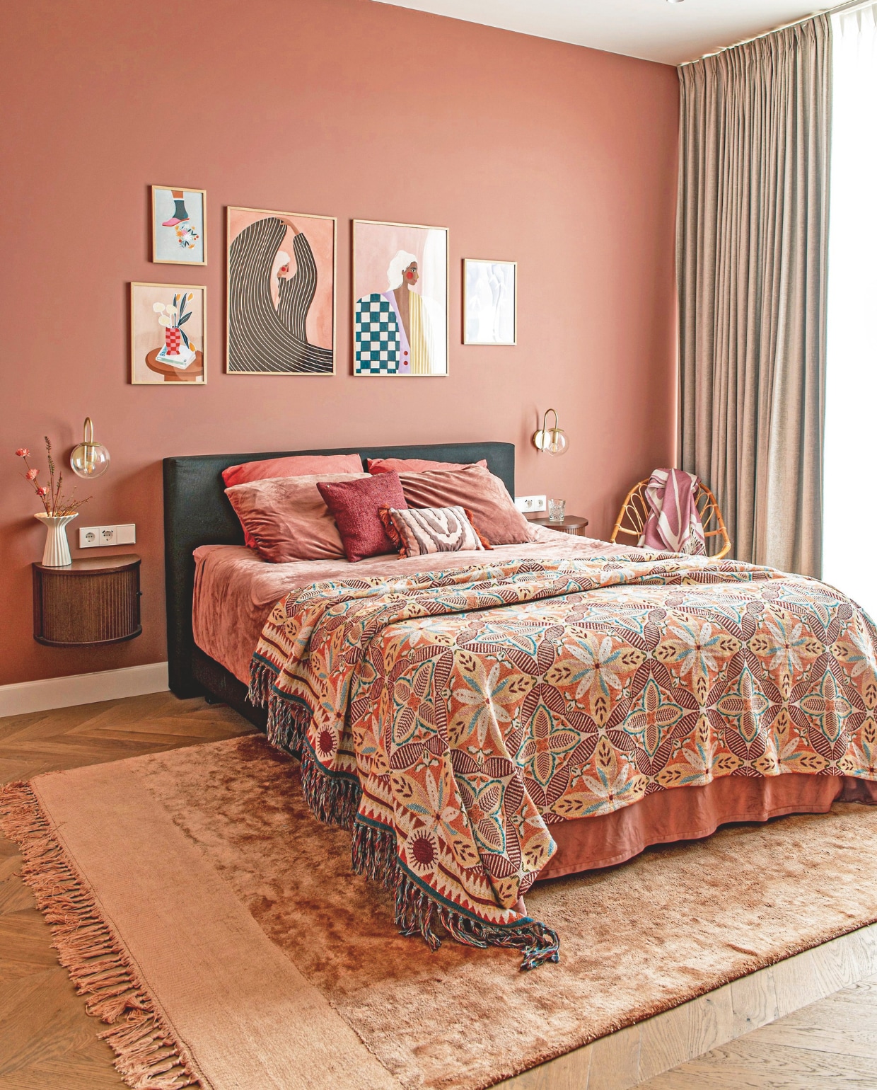 Bed Kårlsson. Sprei Sissy-boy. Beddengoed en grote kussens At Home. Klein kussen linksvoor handgemaakt door Laura Divera. Kussen vooraan Hkliving. Nachtkastjes Westwing. Vaas Hema. Wandlampen La Redoute. Vloerkleed Bepurehome. Plaid Nous Living. Gordijnen Veneta. Prints Postera. Wandkleur Real Plum van Flexa Pure. vtwonen 10-2025 | fotografie Caroline Coehorst | tekst Chris Muyres