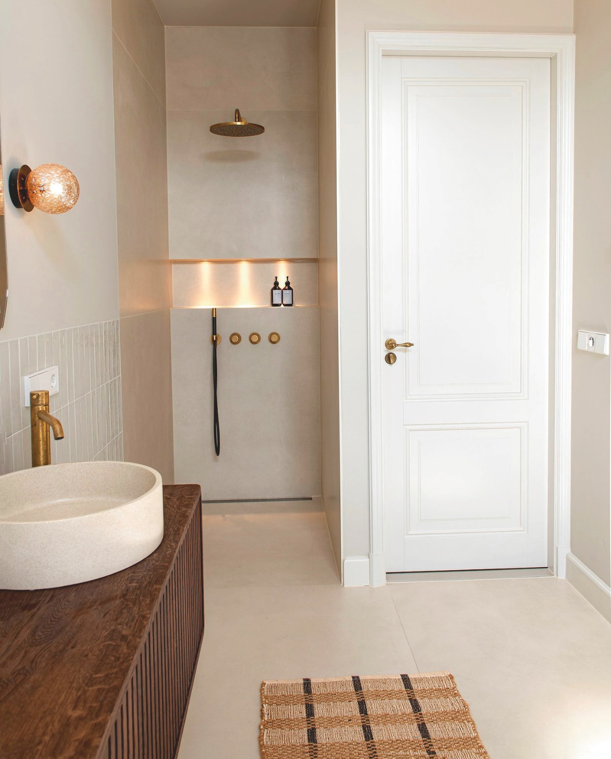 Wandlamp Kosilamp. Wastafelkast Eikenmeubels.nl. Waskom Tikamoon. Vloermat Loods 5. Vloer Badkamerxxl. Wandkleur White Truffle van Lab Paint. vtwonen 10-2025 | fotografie Caroline Coehorst | tekst Chris Muyres