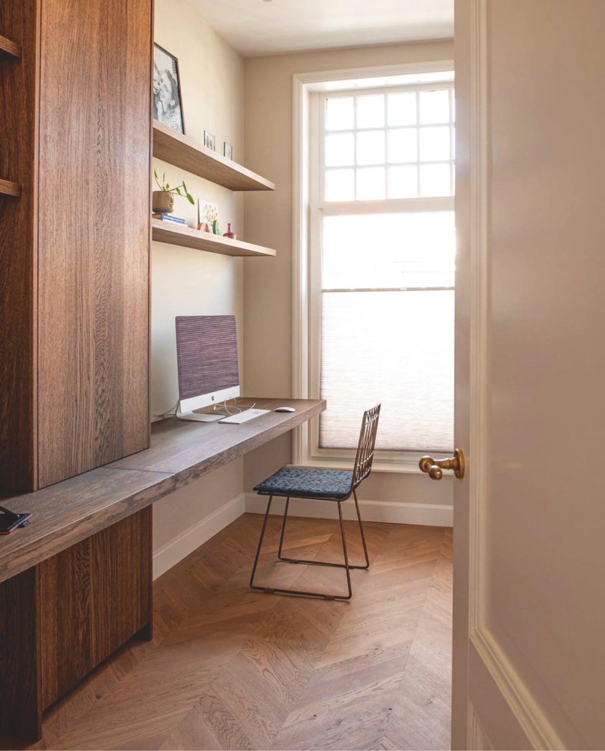 Bureau op maat gemaakt. Raambekleding Veneta. Deur en deurklink Mooieensuite.nl. Wandkleur White Truffle van Lab Paint. Soortgelijke stoel Ikea. vtwonen 10-2025 | fotografie Caroline Coehorst | tekst Chris Muyres