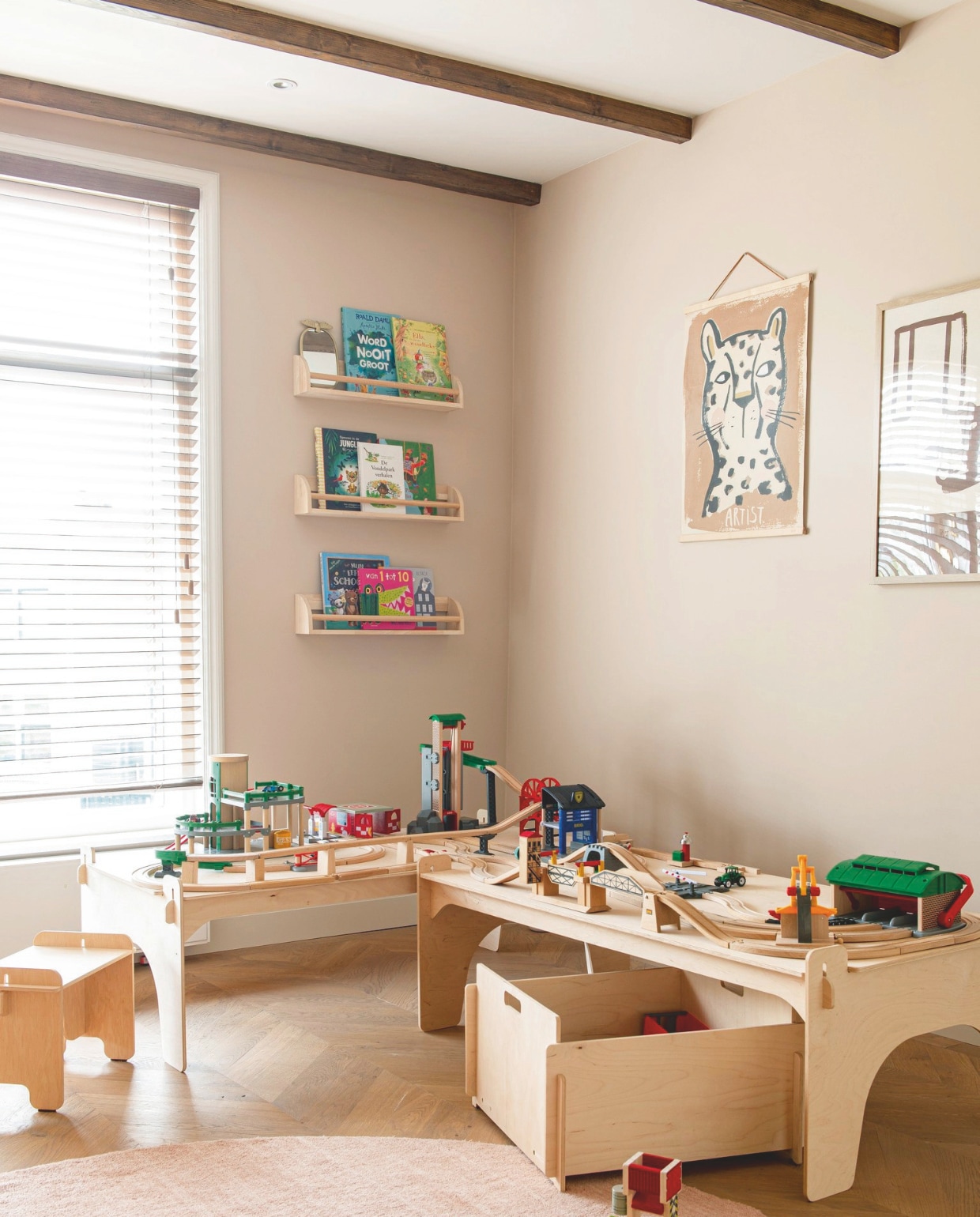 Speelmeubels PixiForm.Houten speelgoed Brio. Raambekleding Veneta. Wandrekjes Zara Home. Vloerkleed Rugvista. Print links Studio Loco. Print rechts Ted & Tone. Wandkleur Subtle Umber van Flexa Pure. vtwonen 10-2025 | fotografie Caroline Coehorst | tekst Chris Muyres