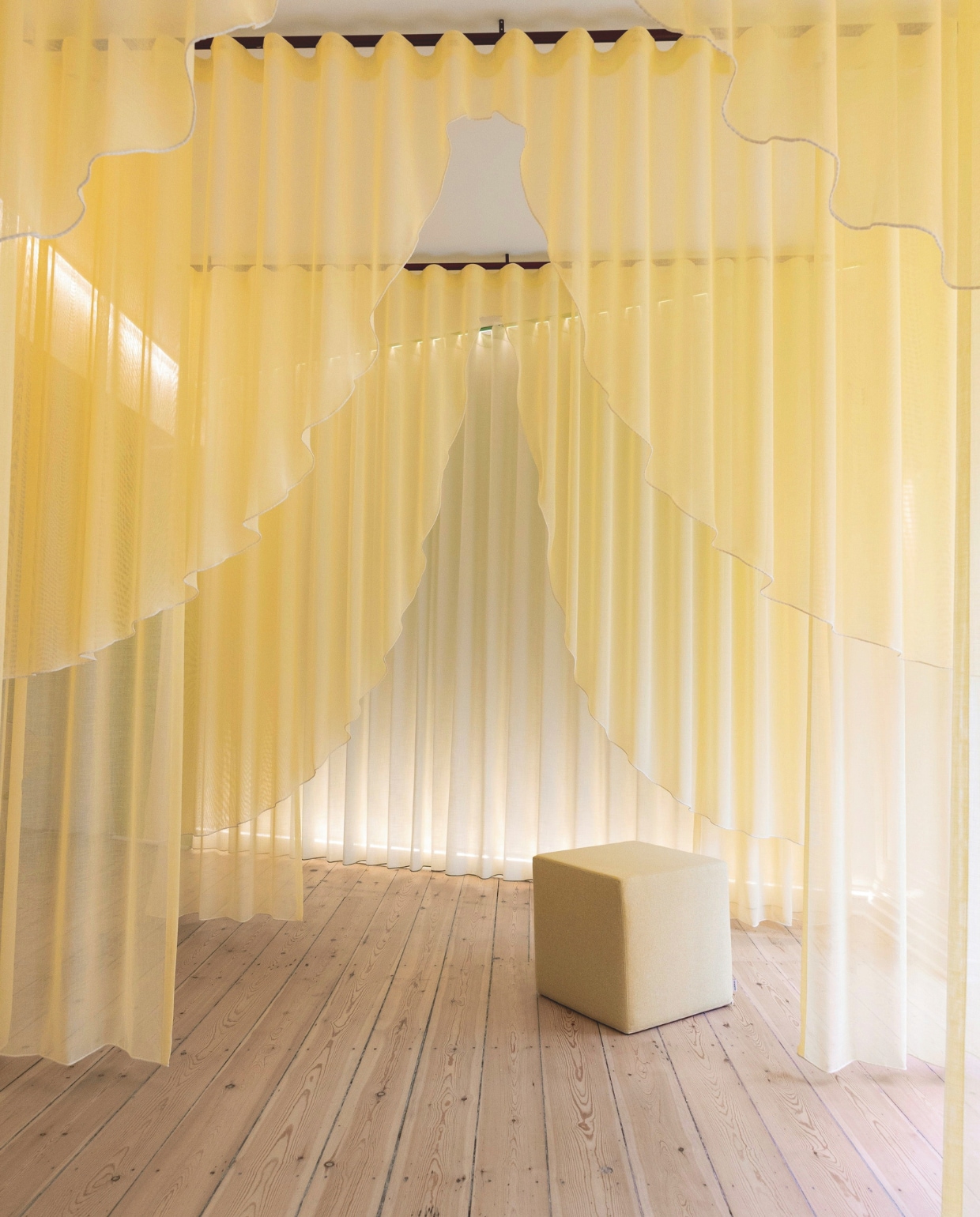 Een ontwerp van Maja Ziska voor het Deense Stilling. Prijs op aanvraag. stilling.dk Stijlvol Wonen 9-2025 | fotografie Andrea Ferrari Studio | art direction Carina Frey en Stefanie Barth | tekst Christine van der Hoff