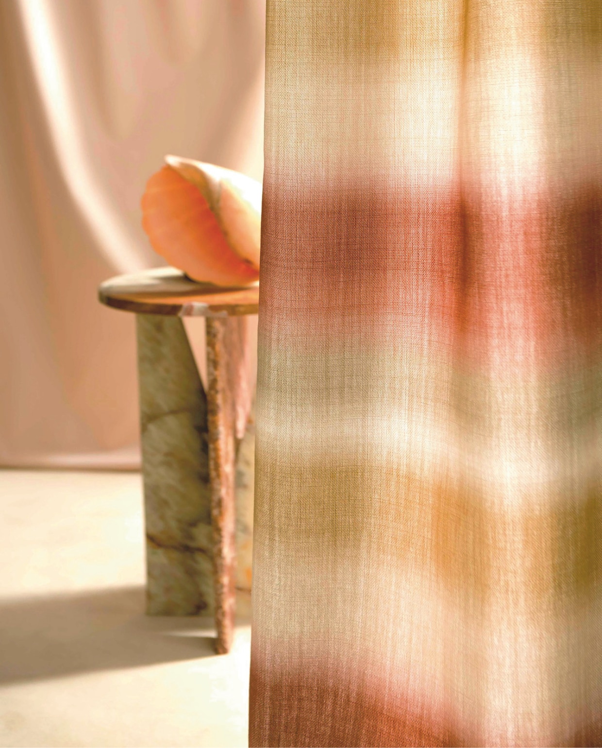 Stof Halo van Lelièvre in kleurstelling Flamboyant, katoen, 292 cm breed, per meter € 229,-. lelievreparis.com via loggerewilpower.com Stijlvol Wonen 9-2025 | fotografie Andrea Ferrari Studio | art direction Carina Frey en Stefanie Barth | tekst Christine van der Hoff