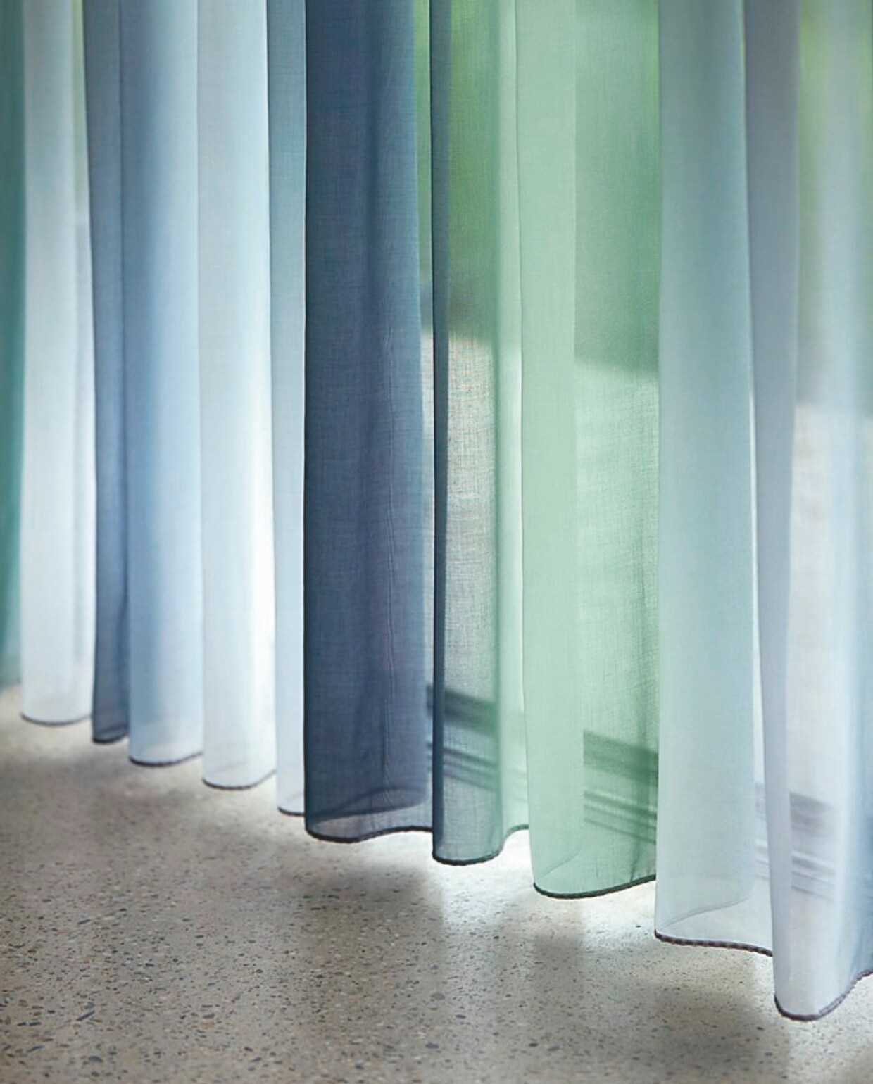 Stof Akin, dessin Blur 45, geprint op gerecycled polyester, 310 cm hoog, per meter vanaf € 146,-. deploeg.com Stijlvol Wonen 9-2025 | fotografie Andrea Ferrari Studio | art direction Carina Frey en Stefanie Barth | tekst Christine van der Hoff