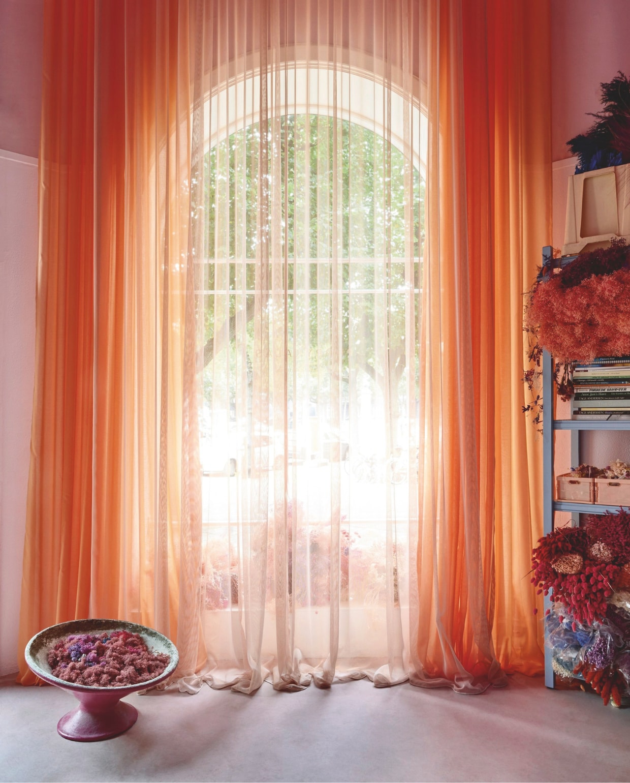 300 cm breed, per meter € 295,-. anddrape.com Stijlvol Wonen 9-2025 | fotografie Andrea Ferrari Studio | art direction Carina Frey en Stefanie Barth | tekst Christine van der Hoff