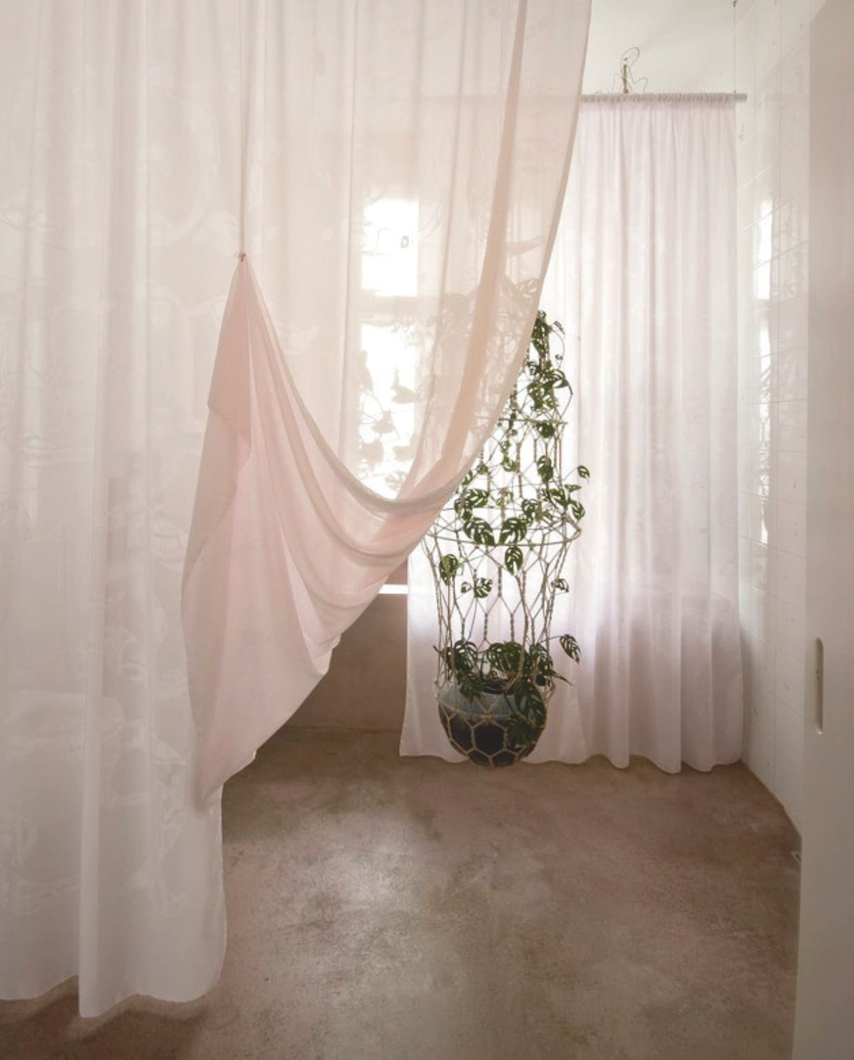 315 cm breed, per meter€ 239,- kvadrat.org Stijlvol Wonen 9-2025 | fotografie Andrea Ferrari Studio | art direction Carina Frey en Stefanie Barth | tekst Christine van der Hoff