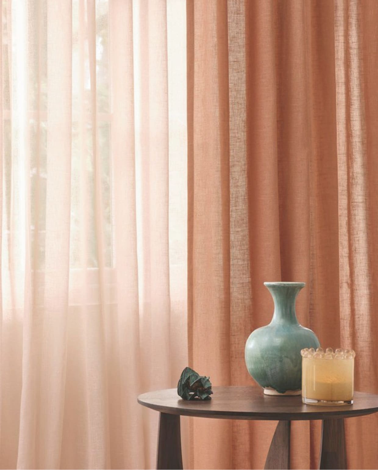 Semi-transparante gordijnstoffen Kori en Ioka doen het goed als lagen over elkaar. Van gerecycled polyester, in mooie schelpentinten, 300 cm breed, per meter vanaf€ 104,-. romo.com Stijlvol Wonen 9-2025 | fotografie Andrea Ferrari Studio | art direction Carina Frey en Stefanie Barth | tekst Christine van der Hoff