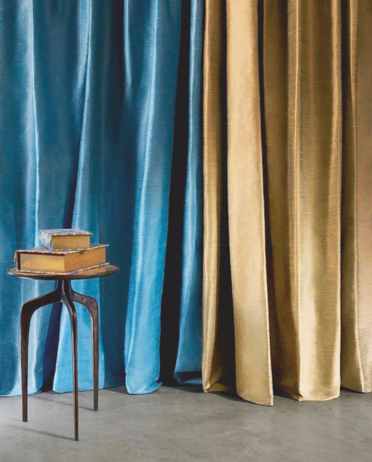 De rijke uitstraling van shantoeng-zijde met het gemak van wasbaarheid: dat is stof Seda van Jim Thompson. Polyester, 297 cm breed, per meter € 178,-. jimthompsonfabrics.com via brugmanbv.nl Stijlvol Wonen 9-2025 | fotografie Jean Marc Palisse | tekst Christine van der Hoff