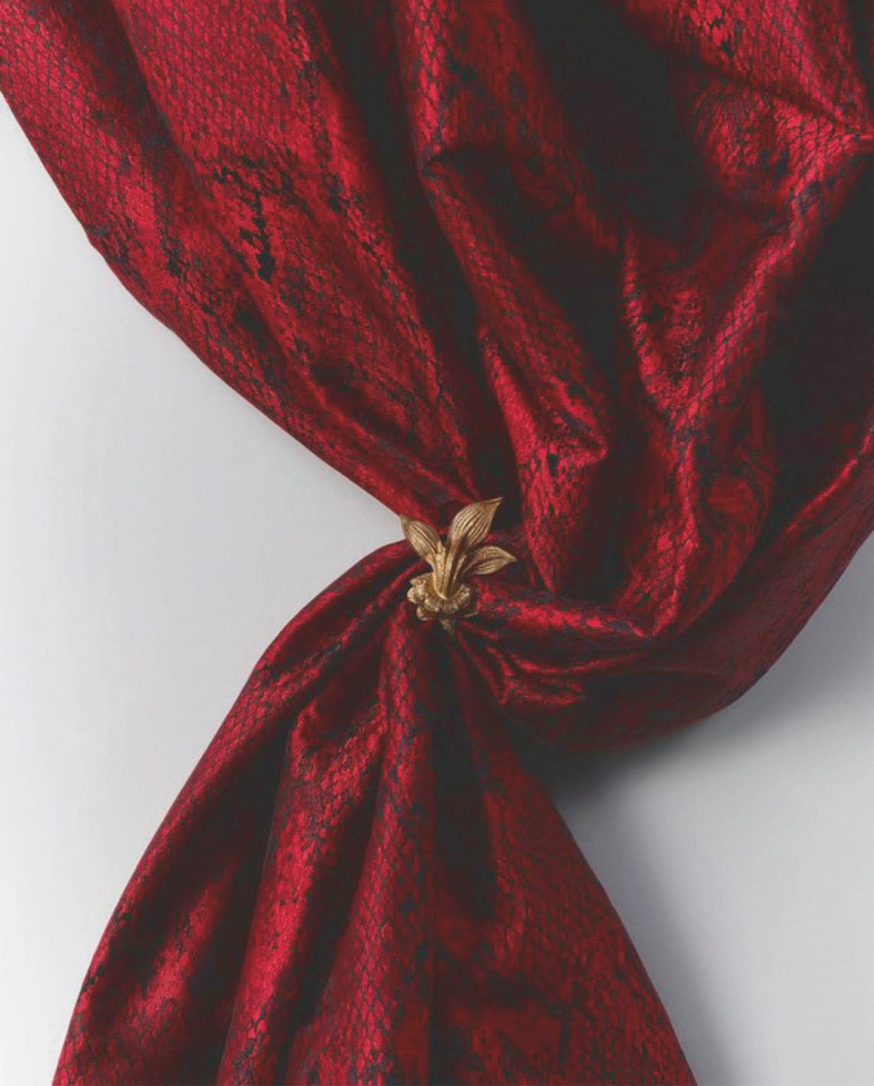 Niet geprint, maar een ingeweven damast, dit pythonmotief met satijnglans in stof Ozi van Sahco. 139 cm breed, per meter € 215,-. kvadrat.org Stijlvol Wonen 9-2025 | fotografie Jean Marc Palisse | tekst Christine Christine van der Hoff