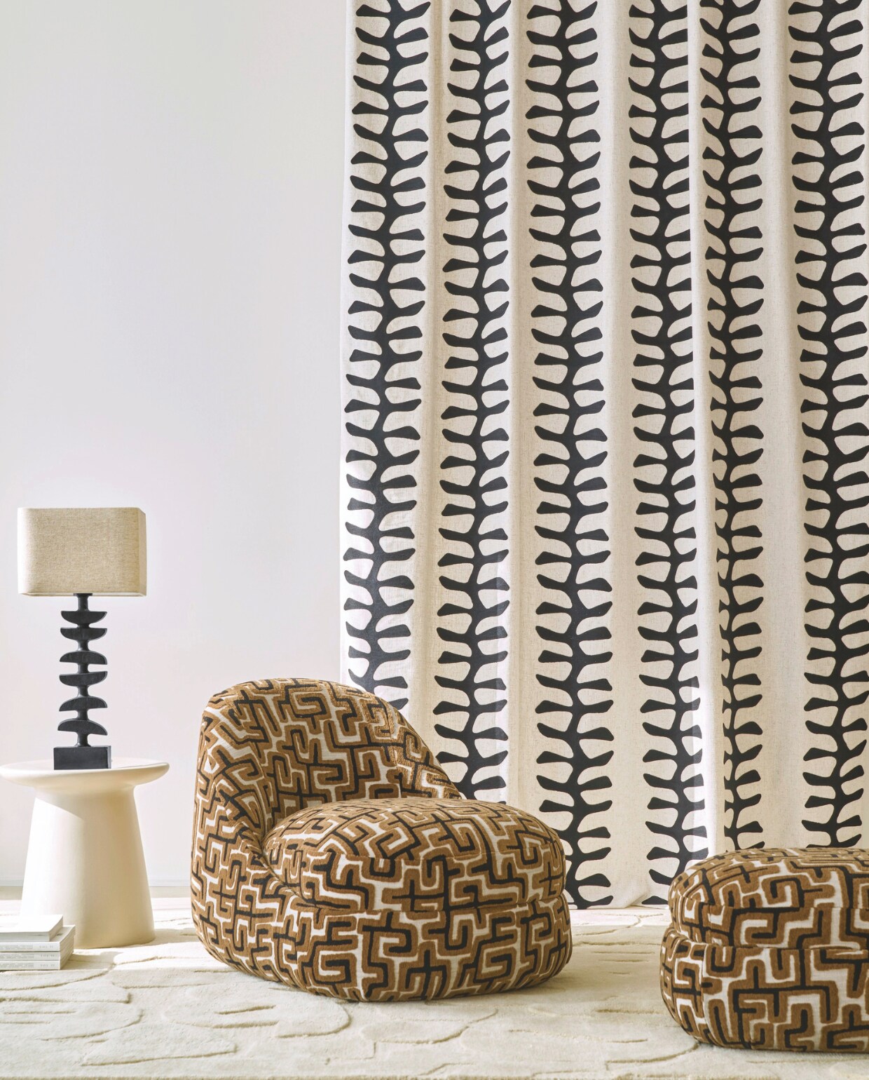 Ook stof Easton heeft een voelbaar, sculpturaal dessin van borduursel, dat mooi combineert met echte sculpturen. 128 cm breed, per meter € 110,-. camengo.com Stijlvol Wonen 9-2025 | fotografie Jean Marc Palisse | tekst Christine Christine van der Hoff