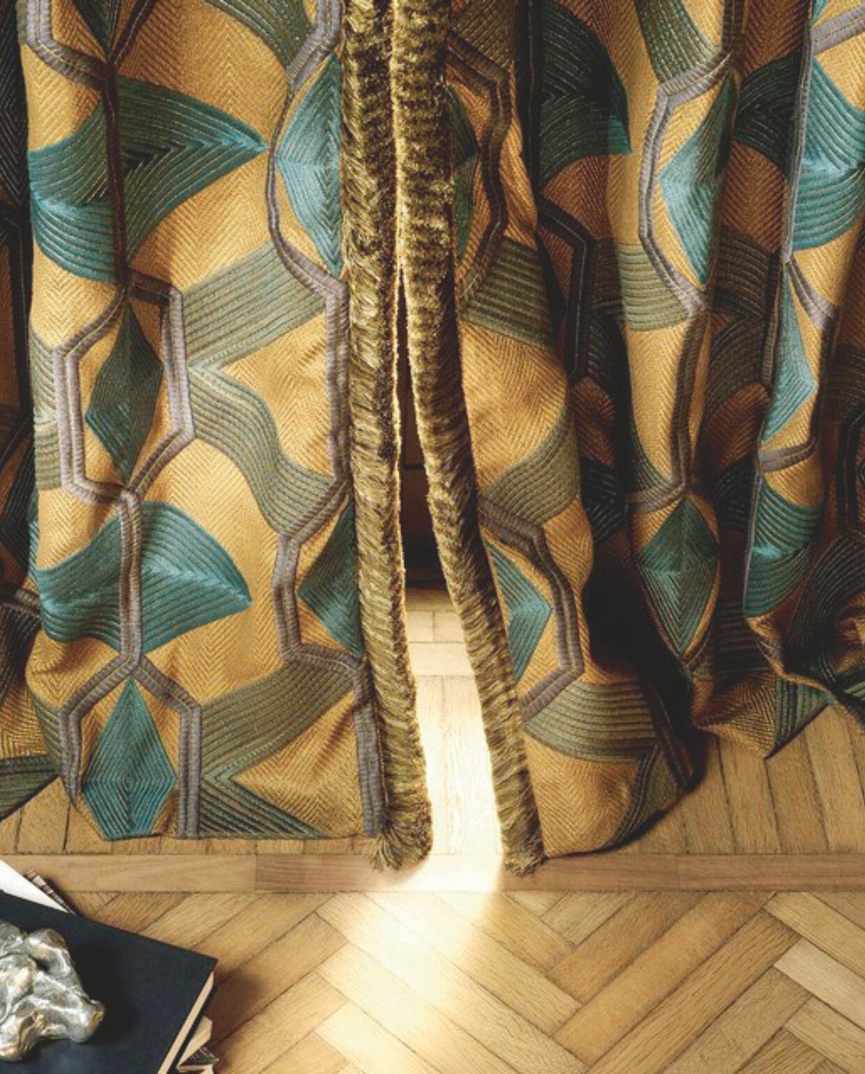 Zware gordijnstof Orsini heeft een glanzend, tastbaar dessin van borduurwerk, afgewerkt met metaalgaren. 126 cm breed, prijs op aanvraag. elitis.fr Stijlvol Wonen 9-2025 | fotografie Jean Marc Palisse | tekst Christine Christine van der Hoff