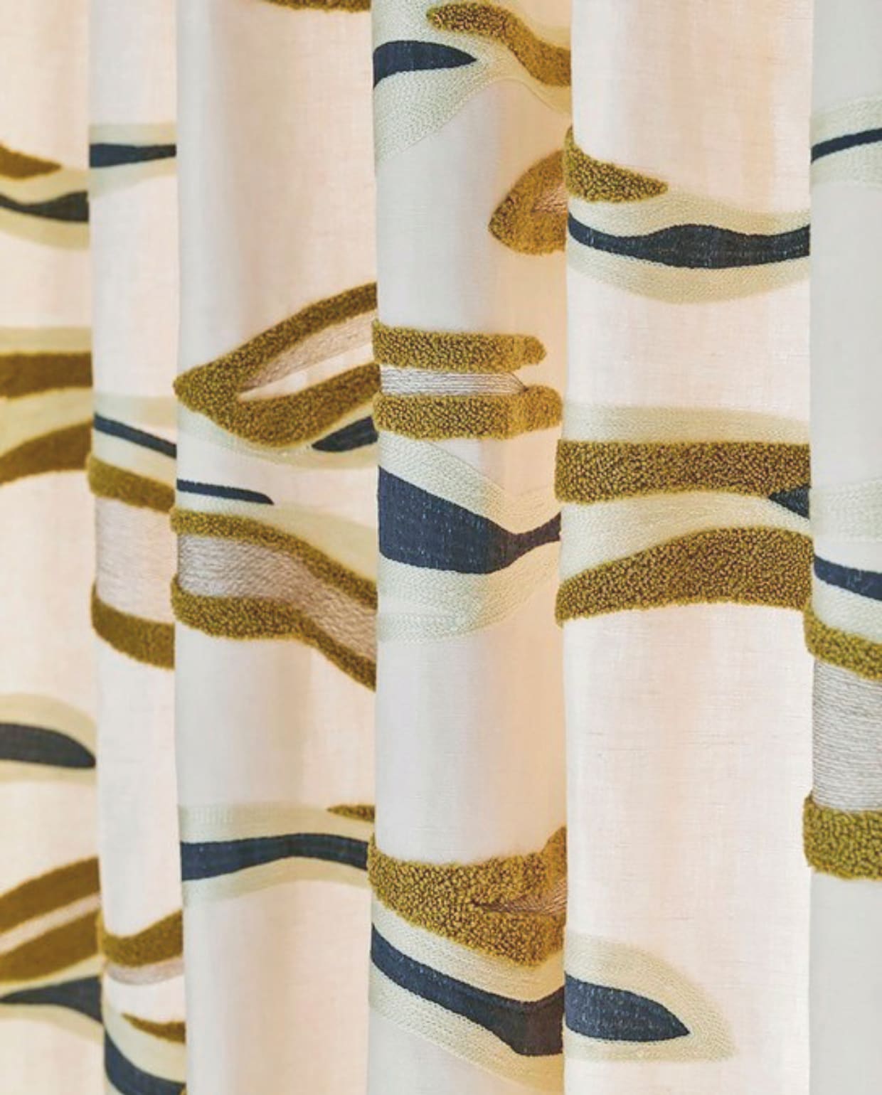 De abstracte golven in stof Amazonia van Larsen zijn deels getuft, zodat er een opstaande chenillerand ontstaat. Per meter € 241,-. larsenfabrics.com via loggerewilpower.com Stijlvol Wonen 9-2025 | fotografie Jean Marc Palisse | tekst Christine Christine van der Hoff