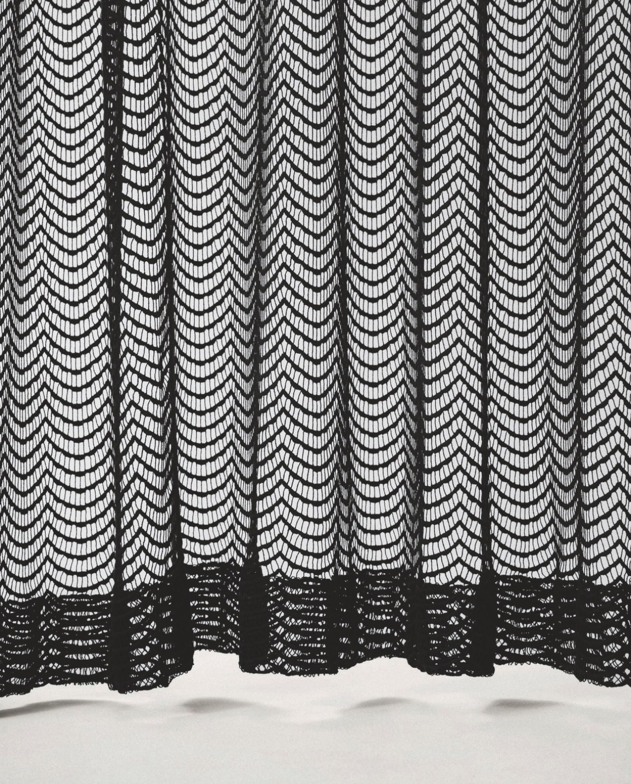 Guipure is een vorm van geklost kant met een voelbare textuur. In stof Orsina is dat uitgewerkt tot een golvende lijn. 131 cm breed, per meter € 300,-. sahco.com, kvadrat.org Stijlvol Wonen 9-2025 | tekst Christine van der Hoff