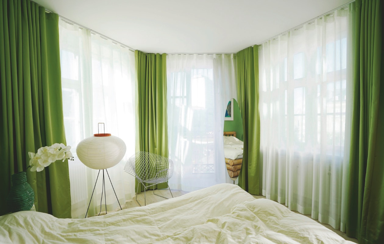 Op maat gemaakt, per meter vanaf € 96,-. arneaksel.com Stijlvol Wonen 9-2025 | fotografie Marco Van Rijt (& Drape), Andrea Ferrari Studio | art direction Carina Frey en Stefanie Barth | tekst Christine van der Hoff