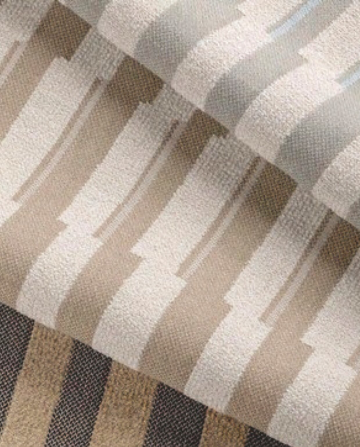 Stof Huron heeft een ingeweven, verspringend dessin dat een ode vormt aan het Amerikaanse woestijnlandschap. Prijs op aanvraag. kellywearstler.com Stijlvol Wonen 9-2025 | fotografie Marco Van Rijt (& Drape),  Andrea Ferrari Studio | art direction Carina Frey en Stefanie Barth | tekst Christine van der Hoff