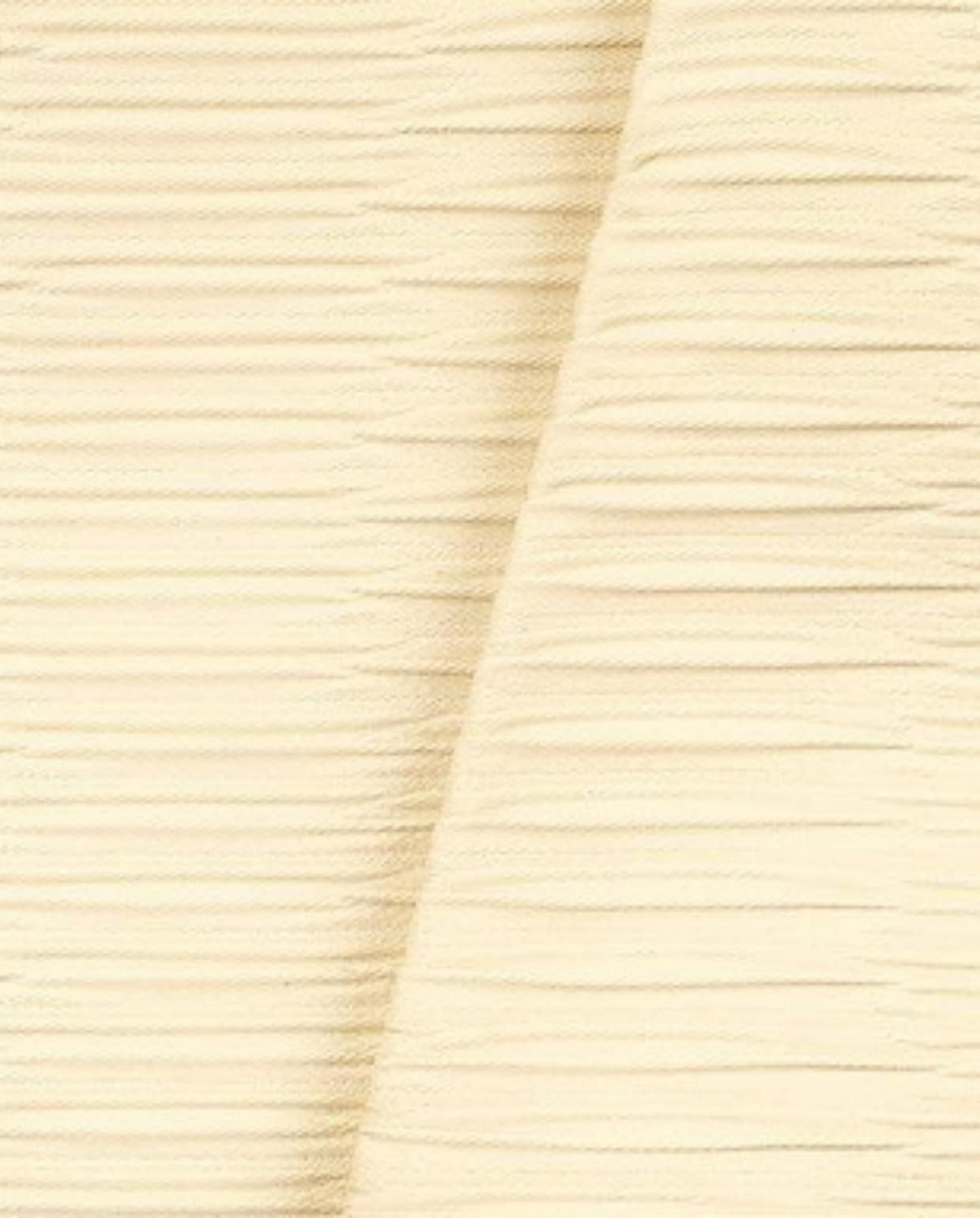 De om-en-om ingestikte plooien in stof Origami vangen het licht in een ritmisch patroon. Per meter € 258,-. karinsajo.com via elementsofinterior.nl Stijlvol Wonen 9-2025 | fotografie Marco Van Rijt (& Drape),  Andrea Ferrari Studio | art direction Carina Frey en Stefanie Barth | tekst Christine van der Hoff