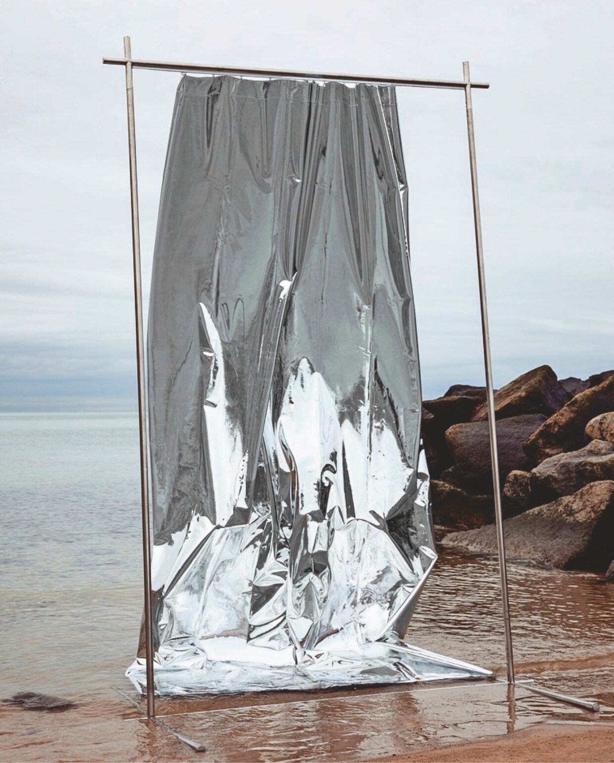 Per paneel € 1179,-. anddrape.com Stijlvol Wonen 9-2025 | fotografie Marco Van Rijt (& Drape),  Andrea Ferrari Studio | art direction Carina Frey en Stefanie Barth | tekst Christine van der Hoff