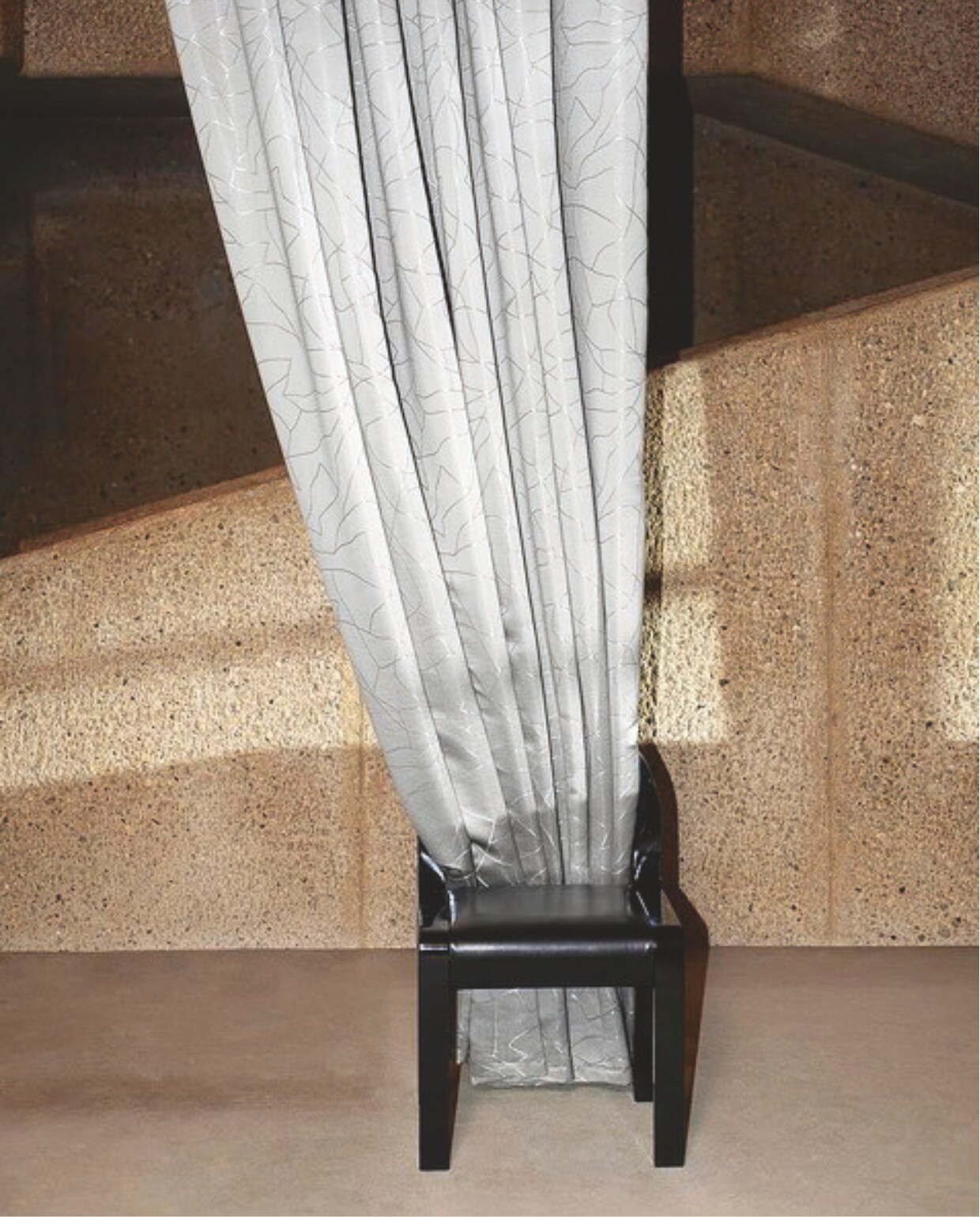 130 breed, per meter € 285,-. dedar.com via elementsofinterior.nl Stijlvol Wonen 9-2025 | fotografie Marco Van Rijt (& Drape),  Andrea Ferrari Studio | art direction Carina Frey en Stefanie Barth | tekst Christine van der Hoff