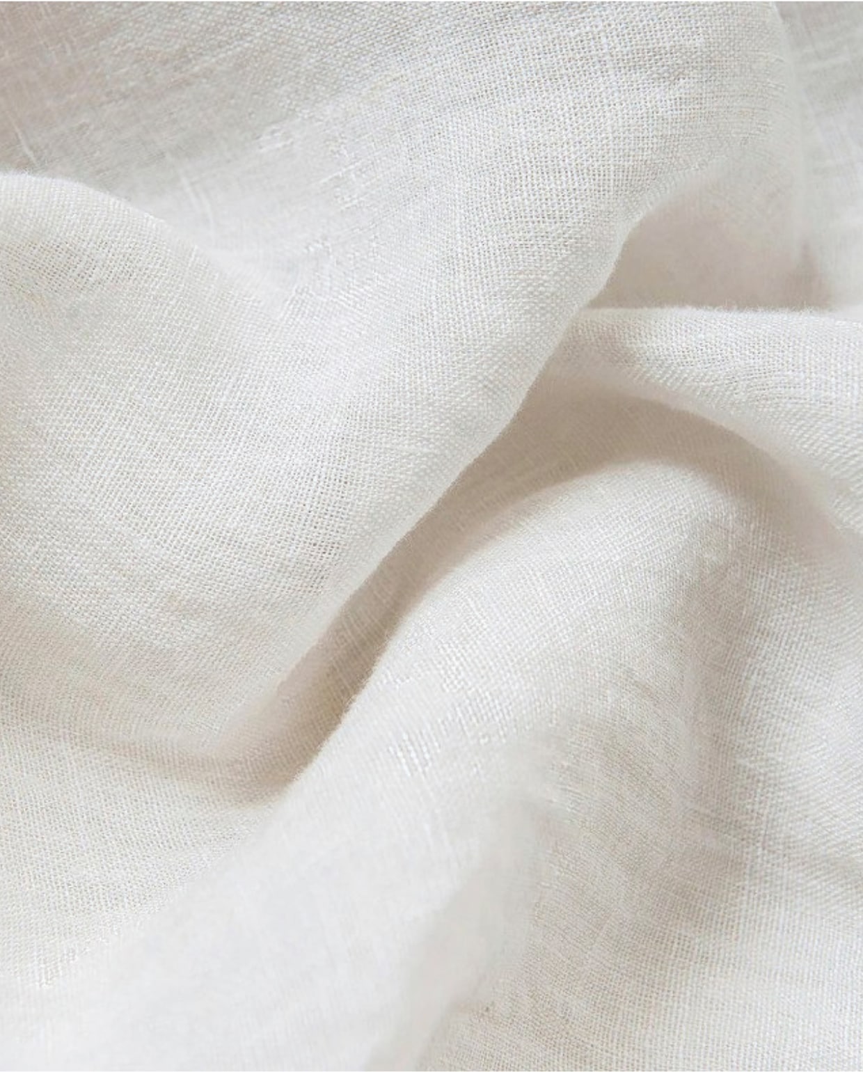 Fijn Italiaans linnen met een gewicht van 110 gram per m² garandeert dat de stof soepel valt en het licht goed doorlaat. 320 cm breed, prijs op aanvraag. bymolle.com Stijlvol Wonen 9-2025 | tekst Christine van der Hoff