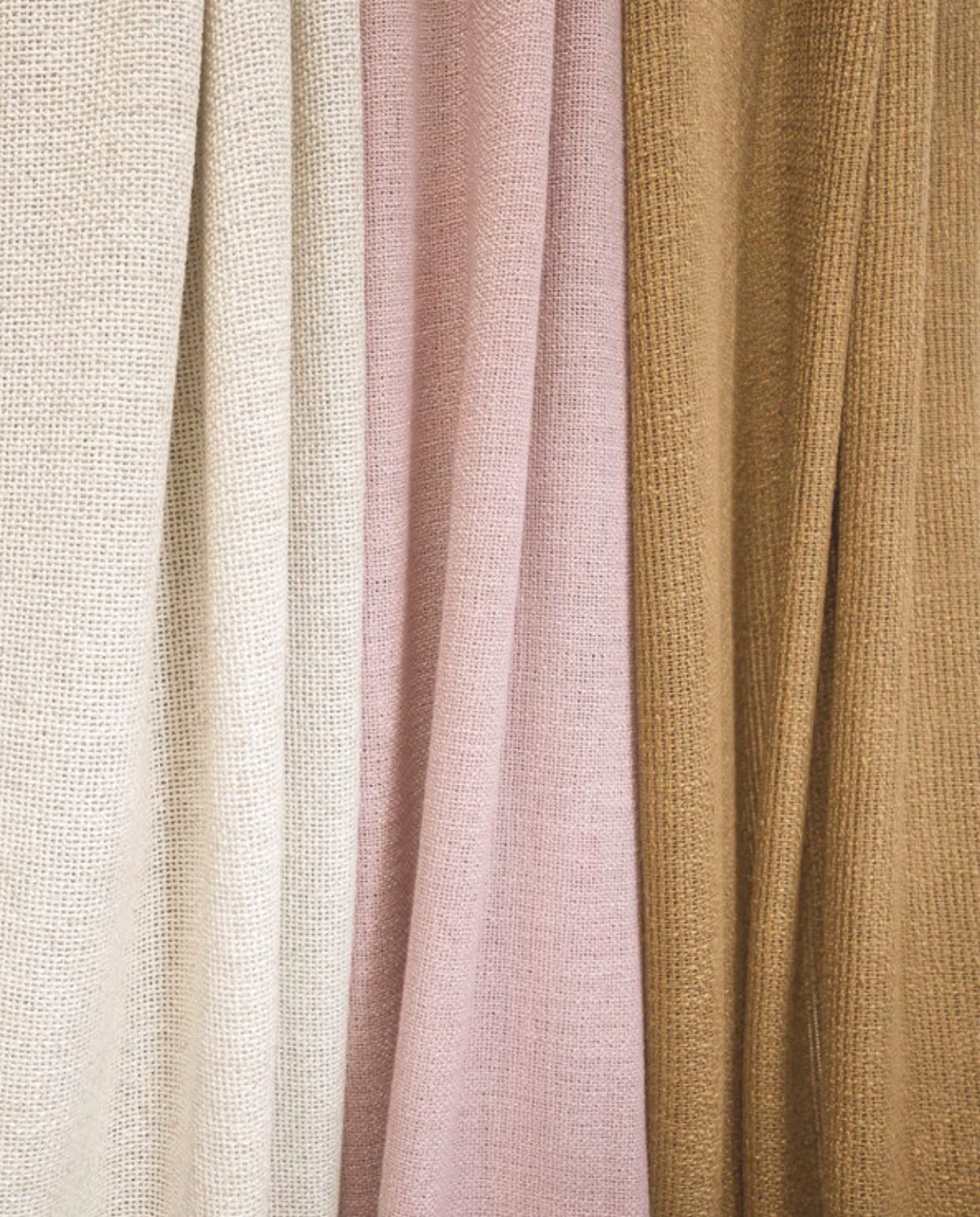 Soepele stof Candeia uit de Lueur-collectie van Camengo is van gerecyclede kunststof en heeft een mooie open textuur. Prijs op aanvraag. casamance.com Stijlvol Wonen 9-2025 | tekst Christine van der Hoff