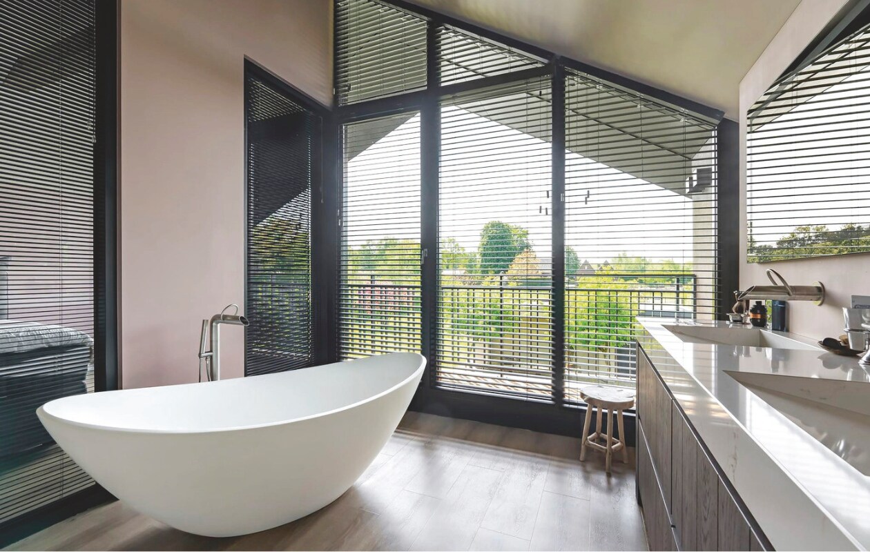 Ook voor speciale raamvormen, prijs op aanvraag. jasnoshutters.nl Stijlvol Wonen 9-2025 | tekst Christine van der Hoff