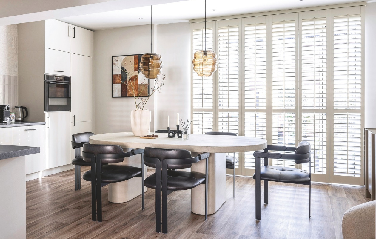 Ook voor speciale raamvormen, prijs op aanvraag. jasnoshutters.nl Stijlvol Wonen 9-2025 | tekst Christine van der Hoff