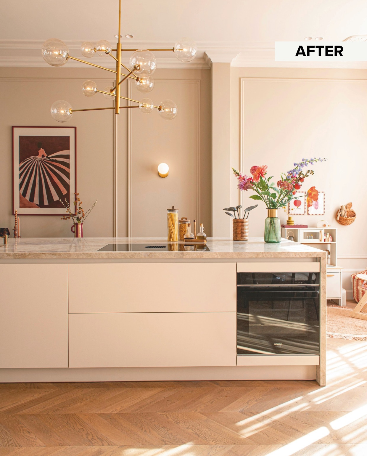 Oven Siemens. Potten Zara Home. Wandlamp Bazaar Online. Kinderkeuken Ikea. Speelgoedmand Zara Home. Soortgelijke mand aan de muur Ferm Living. vtwonen 10-2025 | fotografie Caroline Coehorst | tekst Chris Muyres