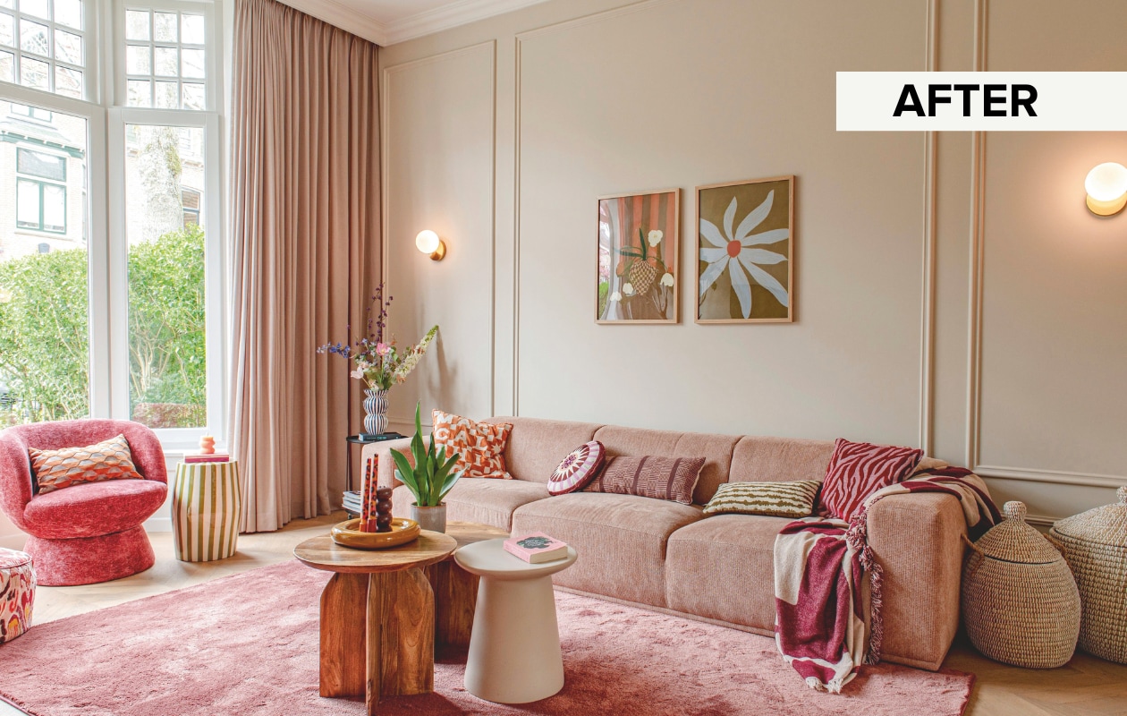 Gebloemde poef en gestreepte kruk Sissy-boy. Roze fauteuil Bepurehome. Gordijnen Holland Haag. Vloerkleed Webkarpet. Houten bijzettafels Things I Like Thinks I Love. Beige bijzettafel Hkliving. Stenen schaal Karwei. Gestreepte vaas Søstrene Grene. Bank De Troubadour Interieurs. Kussens v.l.n.r. Sissy-boy, Sissy-boy, Zusss, Dutch Decor, Palais. Plaid Bloomingville. Manden H&M Home. Prints Etsy. Wandkleur Petit Macaron van Lab Paint. vtwonen 10-2025 | fotografie Caroline Coehorst | tekst Chris Muyres