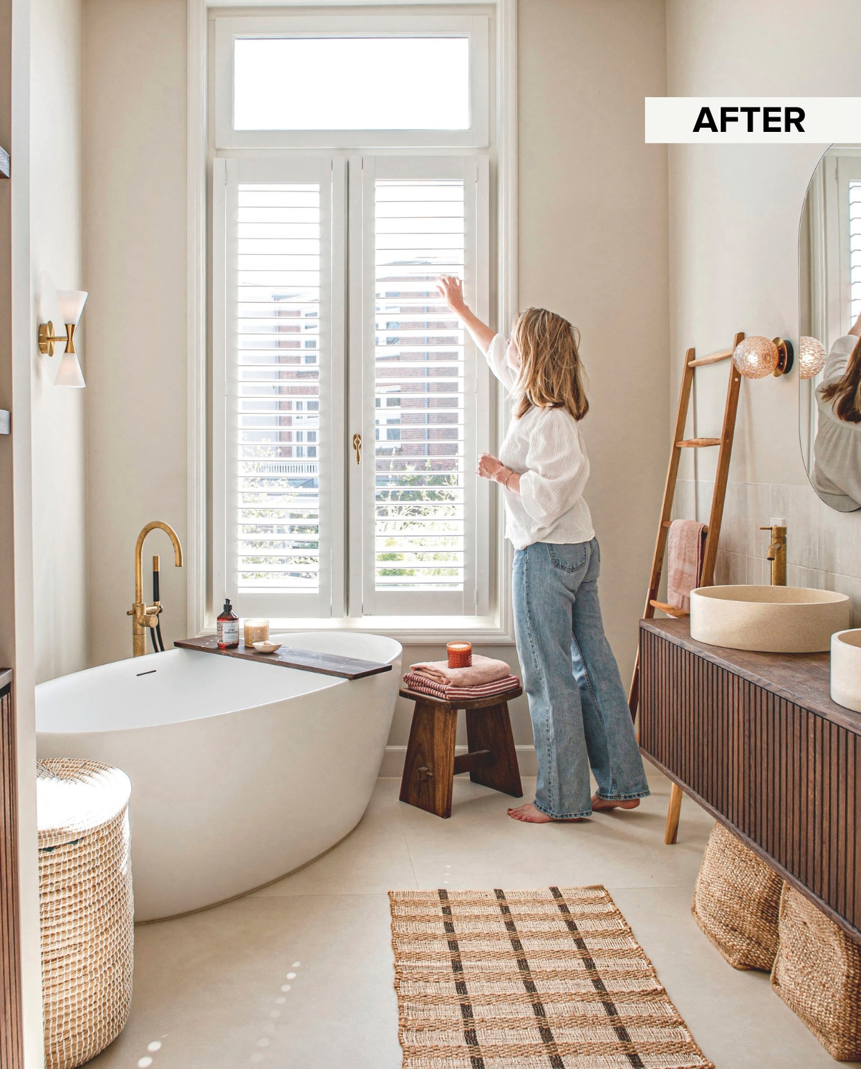 Bad Maxaro. Kranen Hotbath. Badplank zelf gemaakt. Wandlamp links Herstal. Kruk kringloop. Handdoeken Zeeman. Kaars Action. Shutters Veneta. Wandlamp rechts Kosilamp. Spiegel House Doctor. Wastafelkast Eikenmeubels.nl. Waskommen Tikamoon. Manden onder wastafel Ikea. Vloermat Loods 5. Vloer Badkamerxxl. Wandkleur White Truffle van Lab Paint. vtwonen 10-2025 | fotografie Caroline Coehorst | tekst Chris Muyres