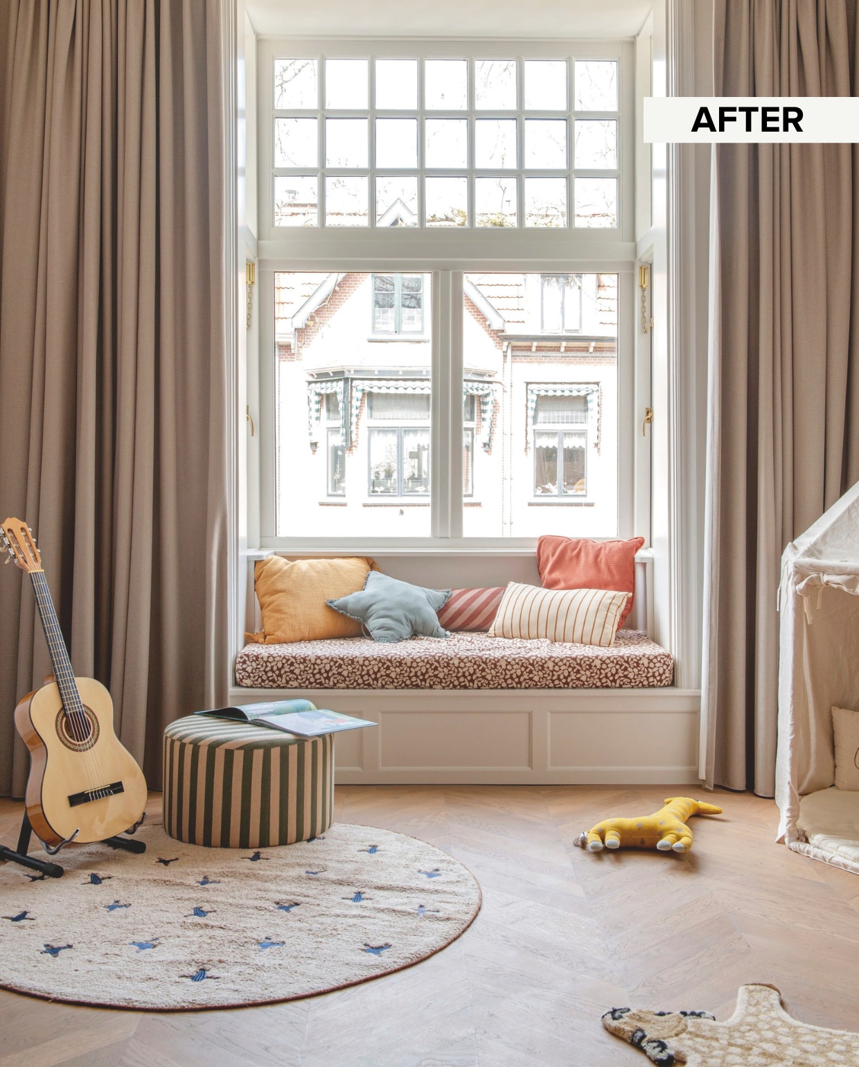 Bank op maat gemaakt. Matrashoes La Redoute. Kussens v.l.n.r. Casa, Numero 74, Nobodinoz en Casa. Gordijnen Veneta. Gitaar Santos y Mayor. Gestreepte poef Søstrene Grene. Tent Kid’s Concept. Soortgelijk velours kussen de Bijenkorf. Vloerkleed Tapis Petit. vtwonen 10-2025 | fotografie Caroline Coehorst | tekst Chris Muyres