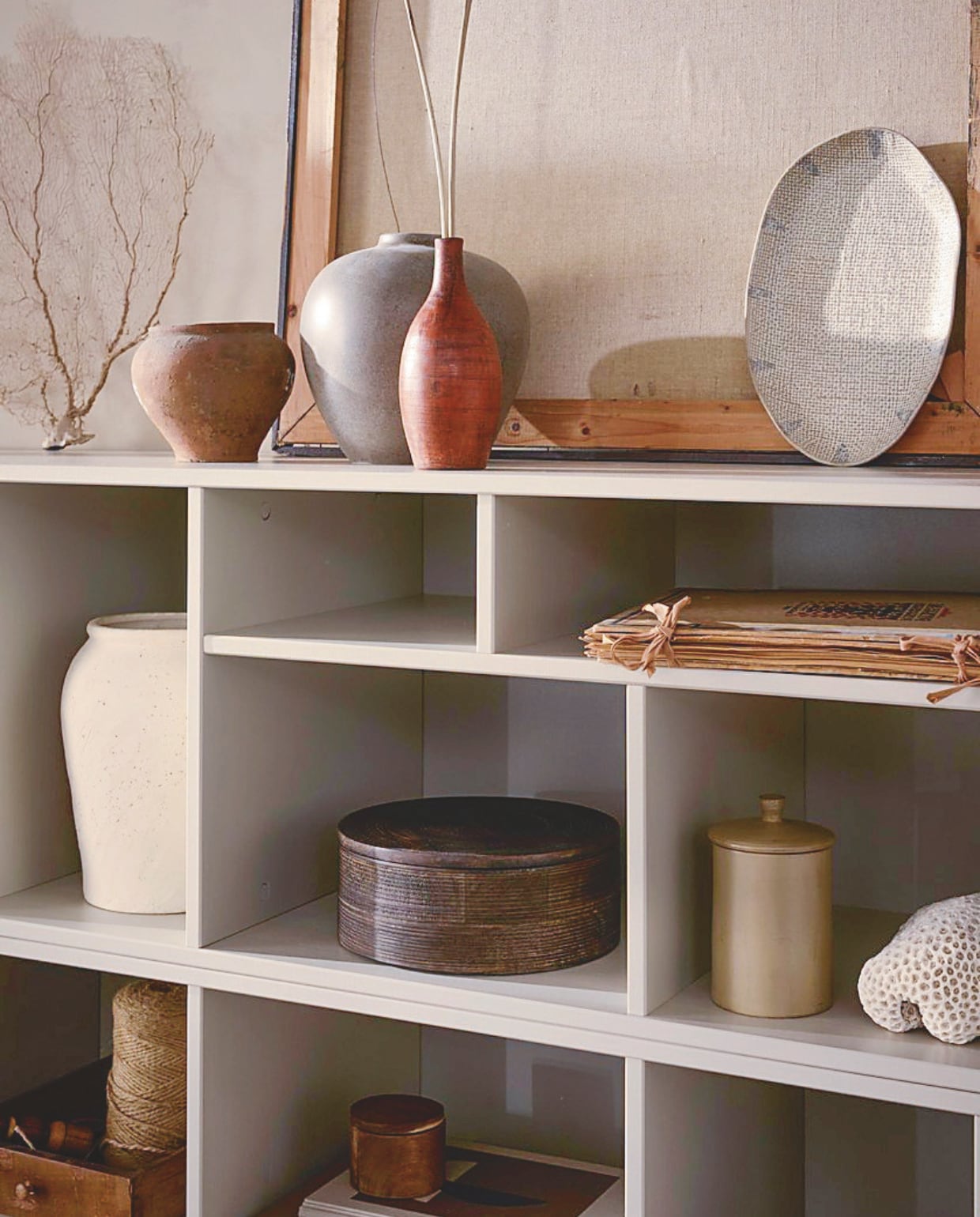 vtwonen meubel Letterba(n)k XL, grenenhout, dust, 194x40x40 cm (bxdxh) € 399,-, met kussen € 579,-.
M.m.v. zarahome.com (ronde dozen, schalen), burbriantiek.nl (kruiken), woood.nl (bijzettafel), madamstoltz.dk (manden, vloerkleed, terra vaasje). Overig privébezit. vtwonen Landelijk 10-2025 | styling Cleo Scheulderman | fotografie Jeroen van der Spek