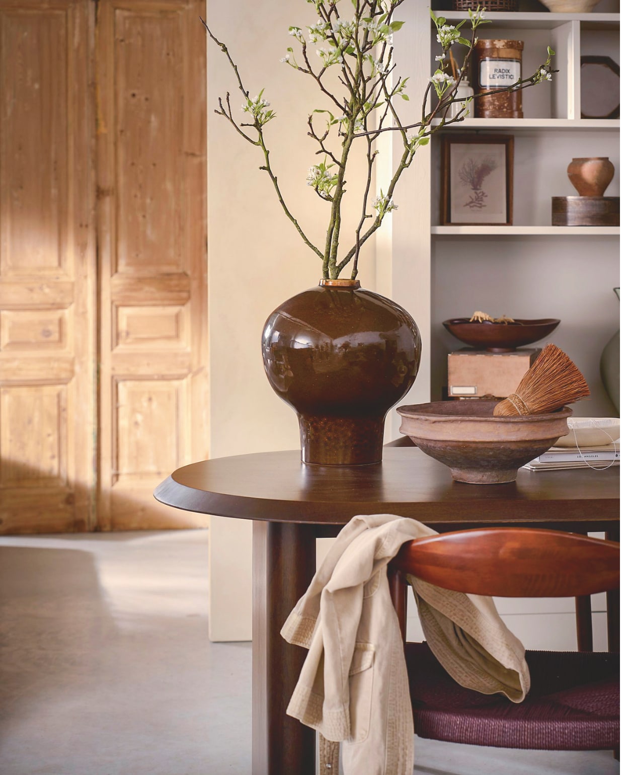 vtwonen eetkamerstoel Embrace, beukenhout, donkerbruin, 64x53x76 cm (bxdxh), set van 2 € 558,-. eettafel Ellips, mangohout, walnoot, 180x90x75 cm (lxbxh) € 1299,- of 240x90x75 cm (lxbxh) € 1599,-. wandkast Wallcover, grenen, dust, 210x31x229 cm (bxdxh) € 1499,-.
M.m.v. burbriantiek.nl (archiefdoos, houten deur), urbannatureculture.com (bruine vaas), zarahome.com (schalen). Overig privébezit. vtwonen Landelijk 10-2025 | styling Cleo Scheulderman | fotografie Jeroen van der Spek