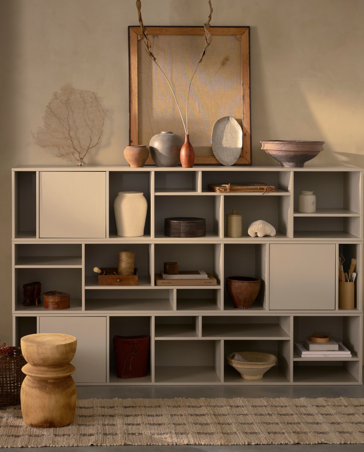 vtwonen meubel Letterba(n)k XL, grenenhout, dust, 194x40x40 cm (bxdxh) € 399,-, met kussen € 579,-.
M.m.v. zarahome.com (ronde dozen, schalen), burbriantiek.nl (kruiken), woood.nl (bijzettafel), madamstoltz.dk (manden, vloerkleed, terra vaasje). Overig privébezit. vtwonen Landelijk 10-2025 | styling Cleo Scheulderman | fotografie Jeroen van der Spek