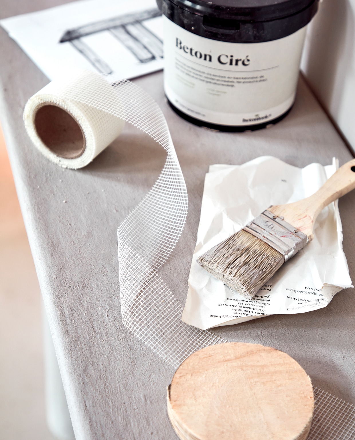 Betonstuc € 31,50 per kilo, kleur zand 07 (betonlook.nl). Overig onbekend. vtwonen 05-2023 | styling Kelly van Gendt | fotografie Louis Lemaire