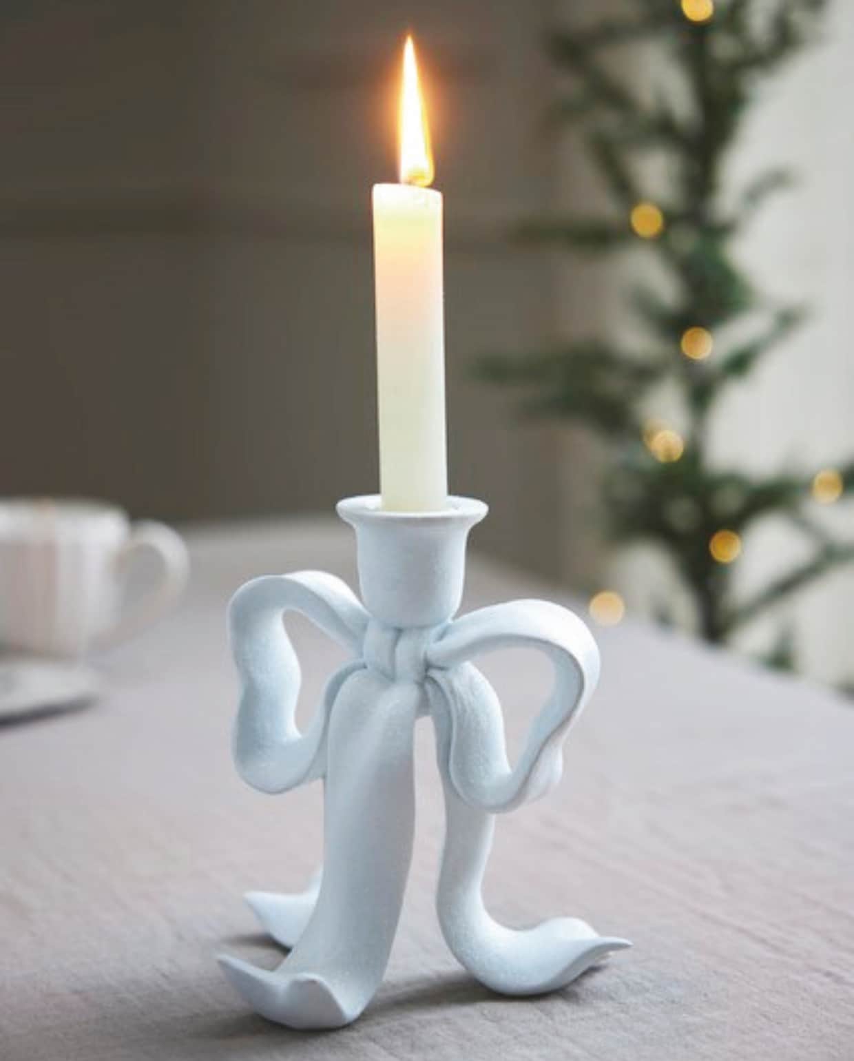 Lene Bjerre kandelaar Serafina Bow, polyresin, wit, 15x12x19,7 cm (bxdxh) € 27,95 (lenebjerre.com). vtwonen Landelijk 10-2025 | styling Sanne Ketelaar | fotografie Stan Koolen