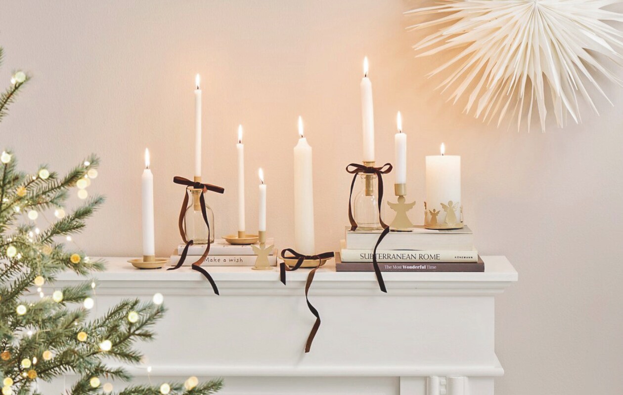 Ib Laursen kaarsenhouder, metaal, geel, 8,5x2,5 cm (Øxh) 	€ 5,65, kaarsenhouder, metaal, geel, 10x2,3 cm (Øxh) vtwonen Landelijk 10-2025 | styling Sanne Ketelaar | fotografie Stan Koolen