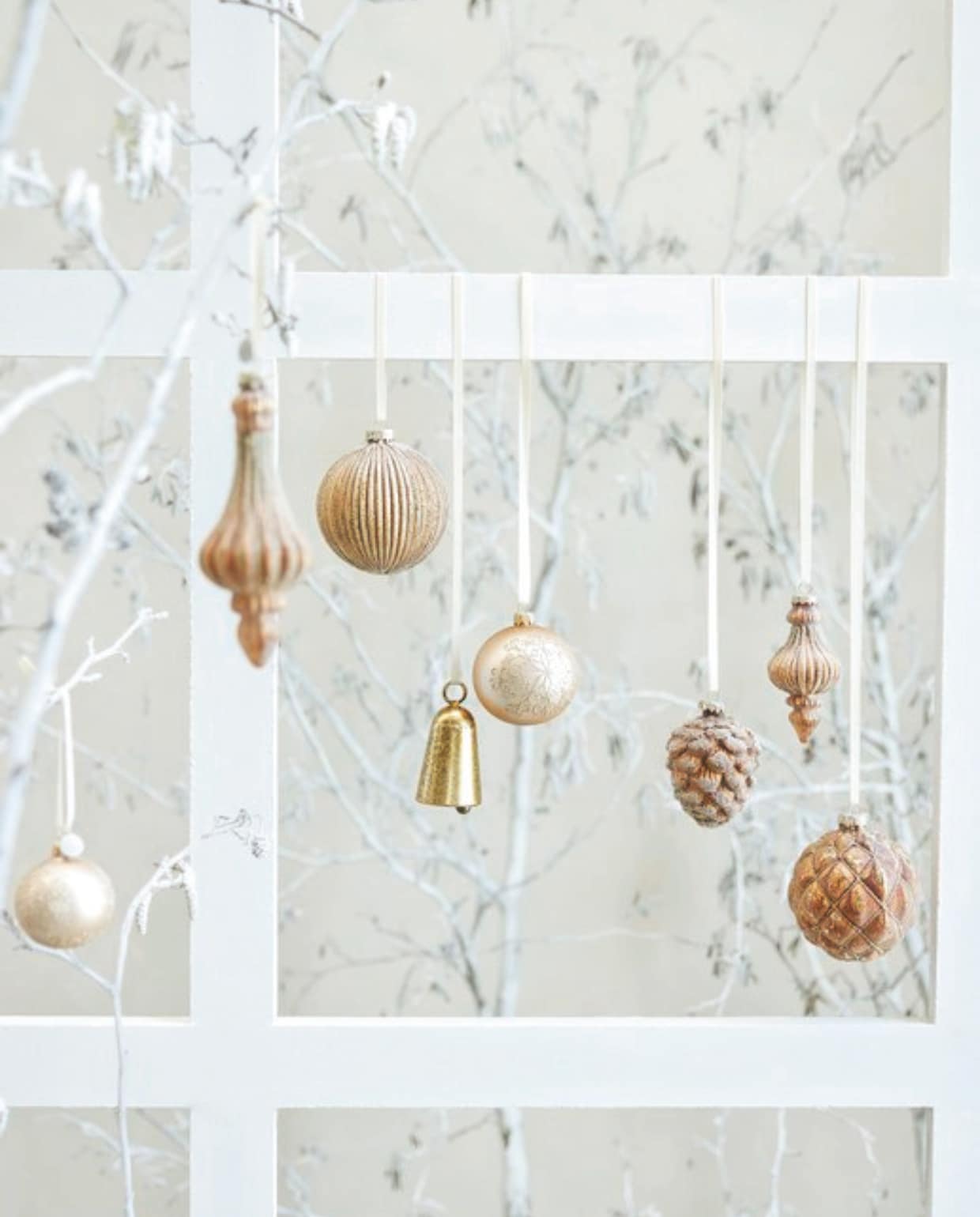 Lene Bjerre kerstballen, glas, diverse kleuren en afmetingen, vanaf € 6,95 (lenebjerre.com). vtwonen Landelijk 10-2025 | styling Sanne Ketelaar | fotografie Stan Koolen
