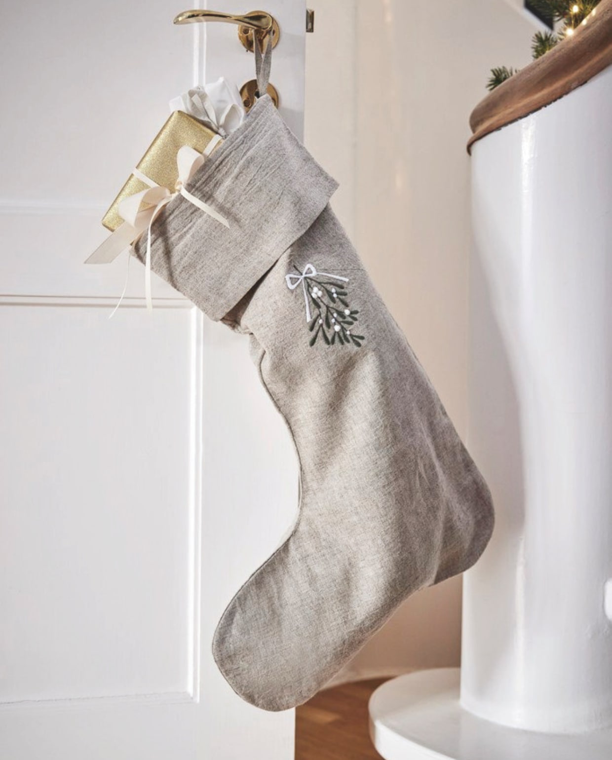 Lene Bjerre kerstsok Missine, linnen en vlas, naturel met groen en wit, 41x51 cm (bxh) € 34,95 (lenebjerre.com). vtwonen Landelijk 10-2025 | styling Sanne Ketelaar | fotografie Stan Koolen