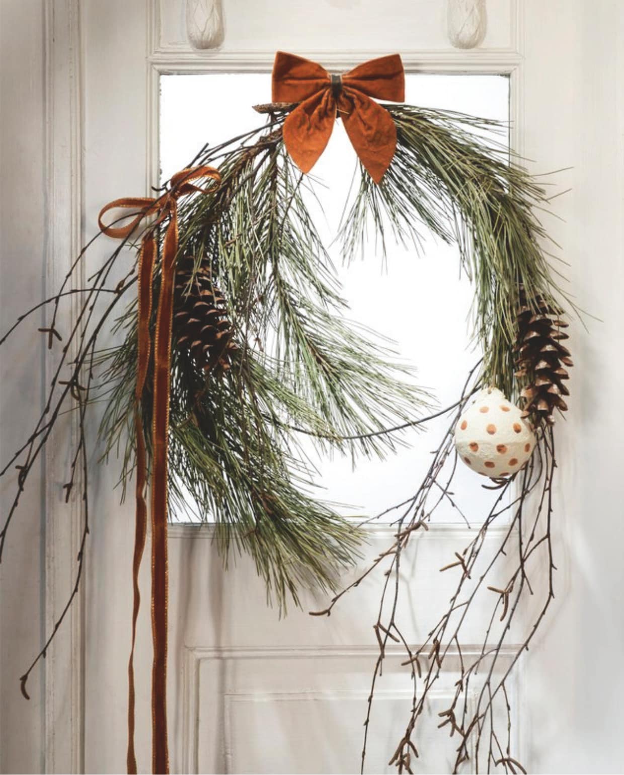 Madam Stoltz strik, velvet, 12x14 cm (bxh), set van 4 € 15,25, lint, velvet met glitter, 4 kleuren € 13,-, kerstbal, gerecycled papier, handgemaakt, zwart, bruin en camel, 6 cm (Ø), set van 3  € 18,- (madamstoltz.dk). vtwonen Landelijk 10-2025 | styling Sanne Ketelaar | fotografie Stan Koolen