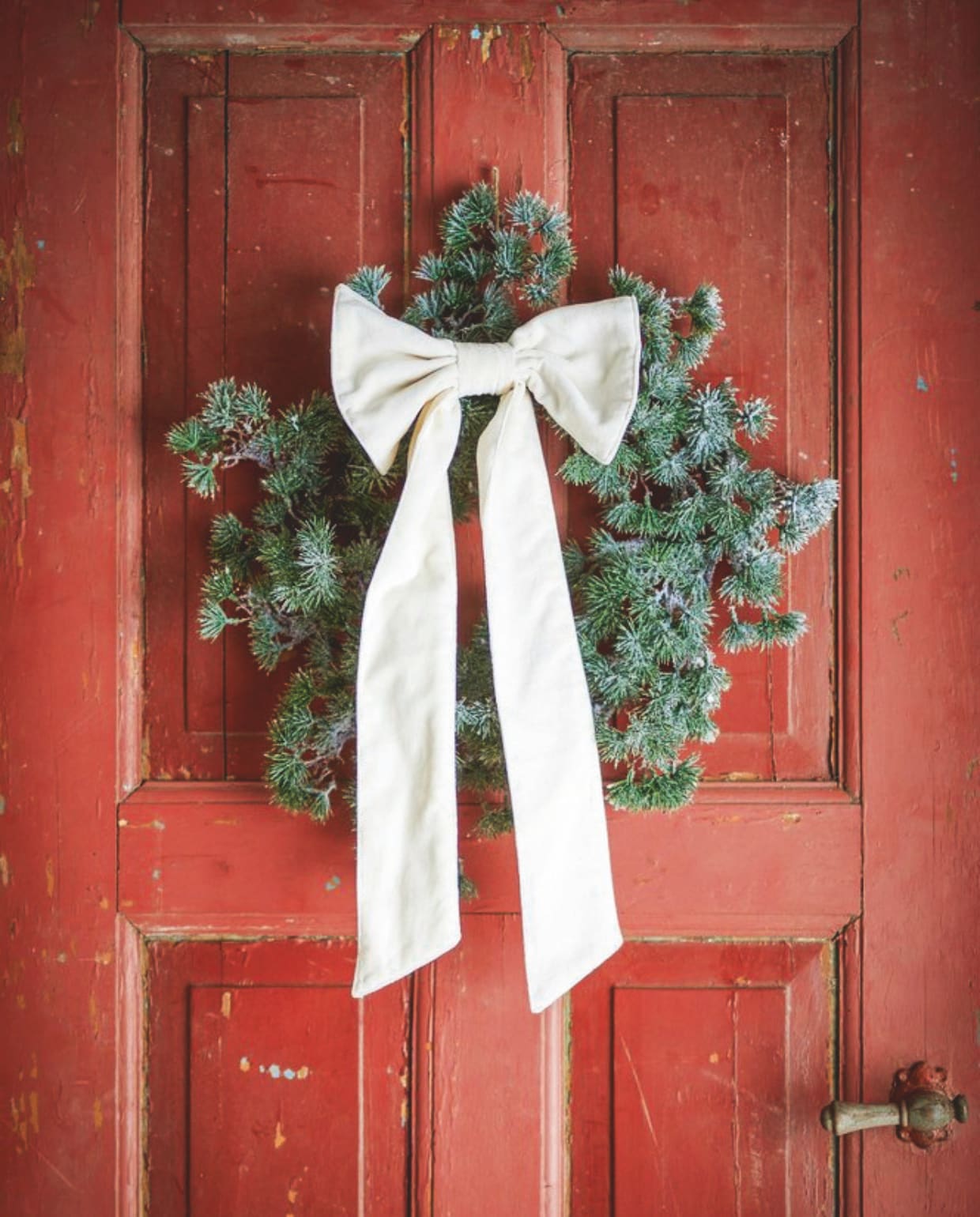 Bloomingville strik Ruby Bow, katoen, wit, 25x53 cm (bxh)€ 16,90 (bloomingville.com). vtwonen Landelijk 10-2025 | styling Sanne Ketelaar | fotografie Stan Koolen