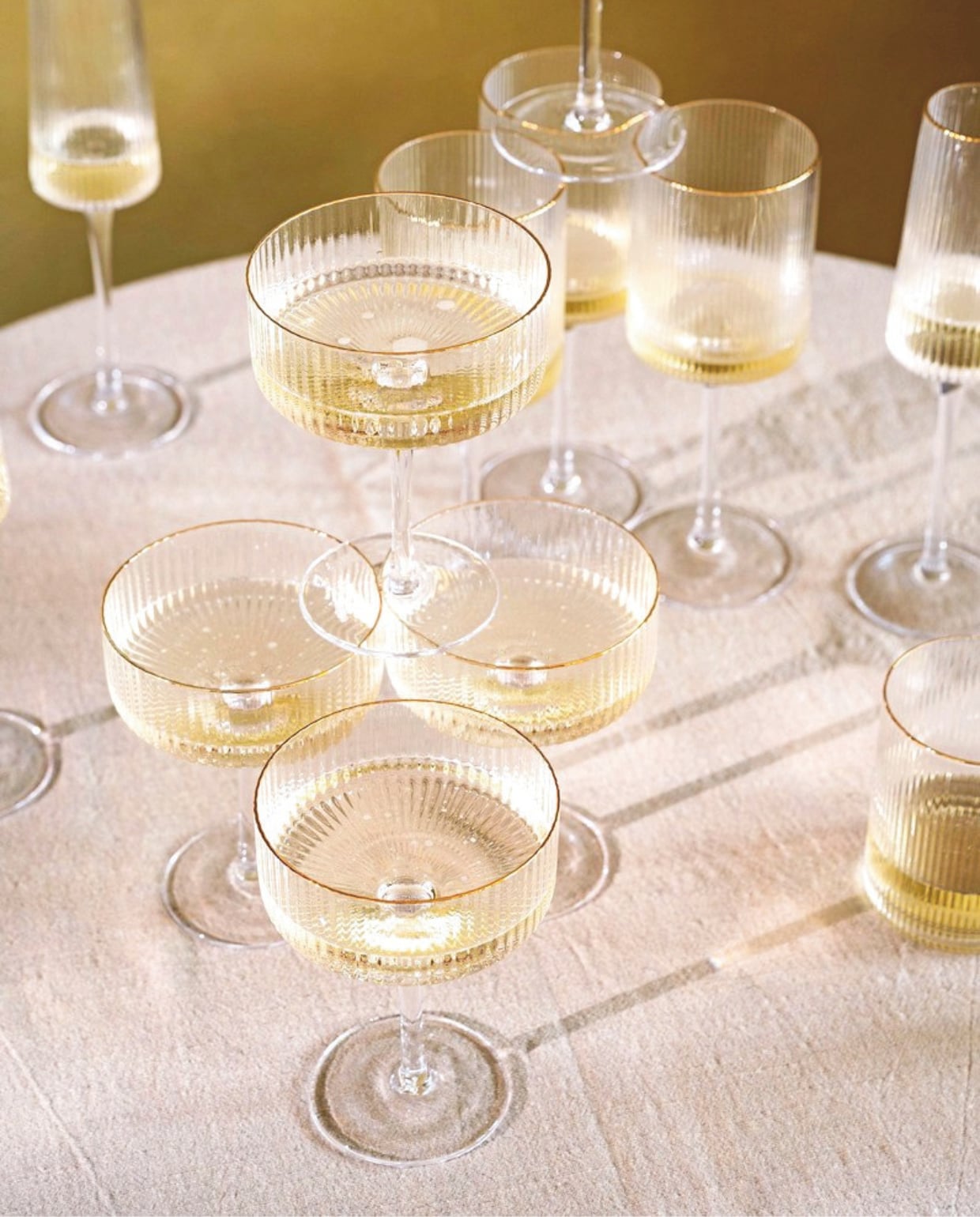 vtwonen glazen met een gouden rand, wijnglas 8x21 cm (bxh), set van 4 € 35,-, champagneglas 7x25 cm en 10,5x14,5 cm (bxh), set van 4 € 35,- (shop.vtwonen.nl). vtwonen Landelijk 10-2025 | styling Sanne Ketelaar | fotografie Stan Koolen