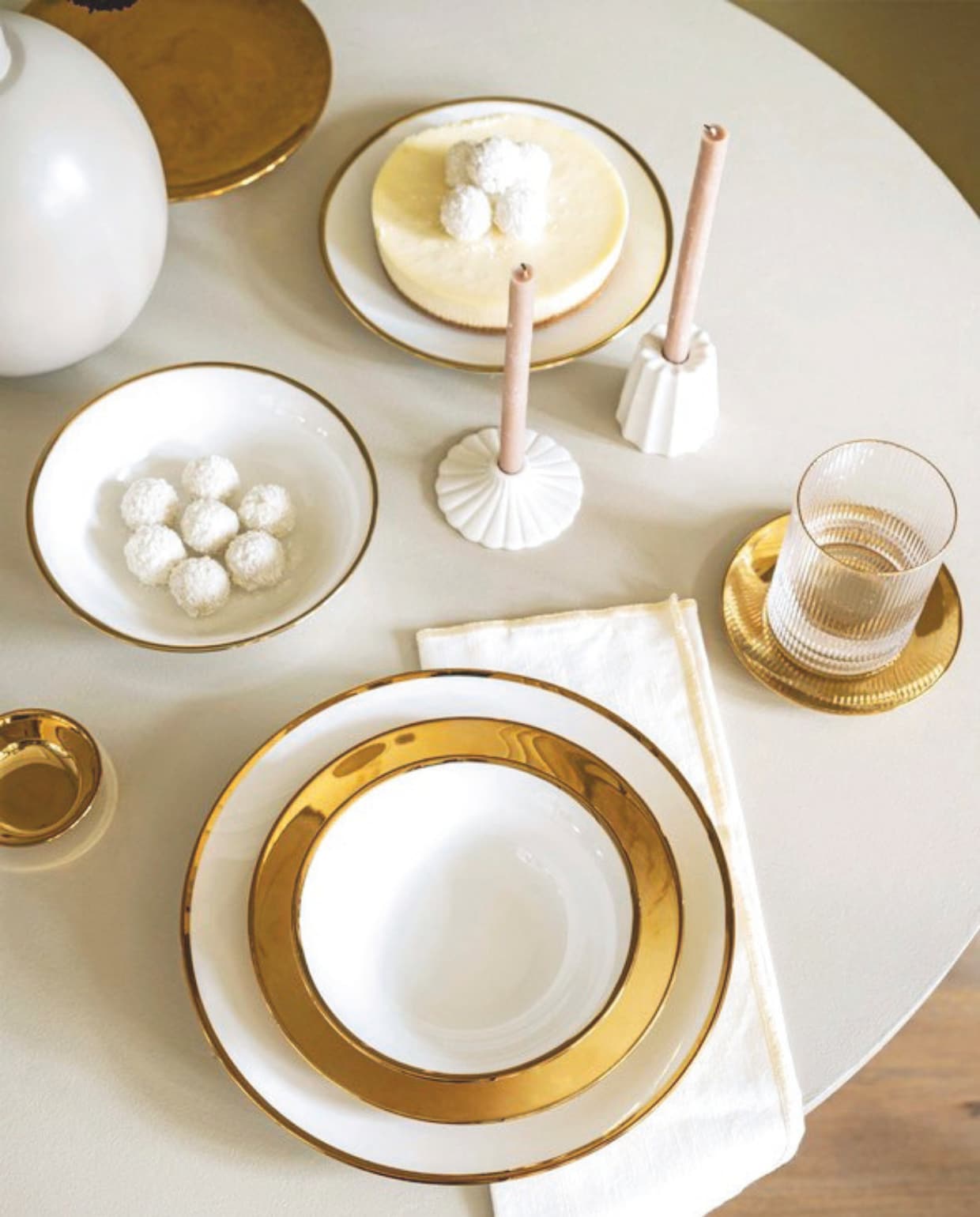 vtwonen pastabord, keramiek, wit met goud, 25,5 cm (Ø), set van 2 € 25,-, kom, porselein, wit met goud, 18 cm (Ø), set van 4 € 39,-, bord, porselein, wit met goud, 20 cm (Ø), set van 4 € 35,-, ontbijtbord, porselein, goud, 20 cm (Ø), set van 2 € 26,95, petit-fourbord, porselein, goud, 12 cm (Ø), set van 4 € 24,95, kandelaar, keramiek, wit, 5,6x6 cm (Øxh), set van 6 € 35,- en 8x2,5 cm (Øxh) set van 4 € 25,- (shop.vtwonen.nl). vtwonen Landelijk 10-2025 | styling Sanne Ketelaar | fotografie Stan Koolen