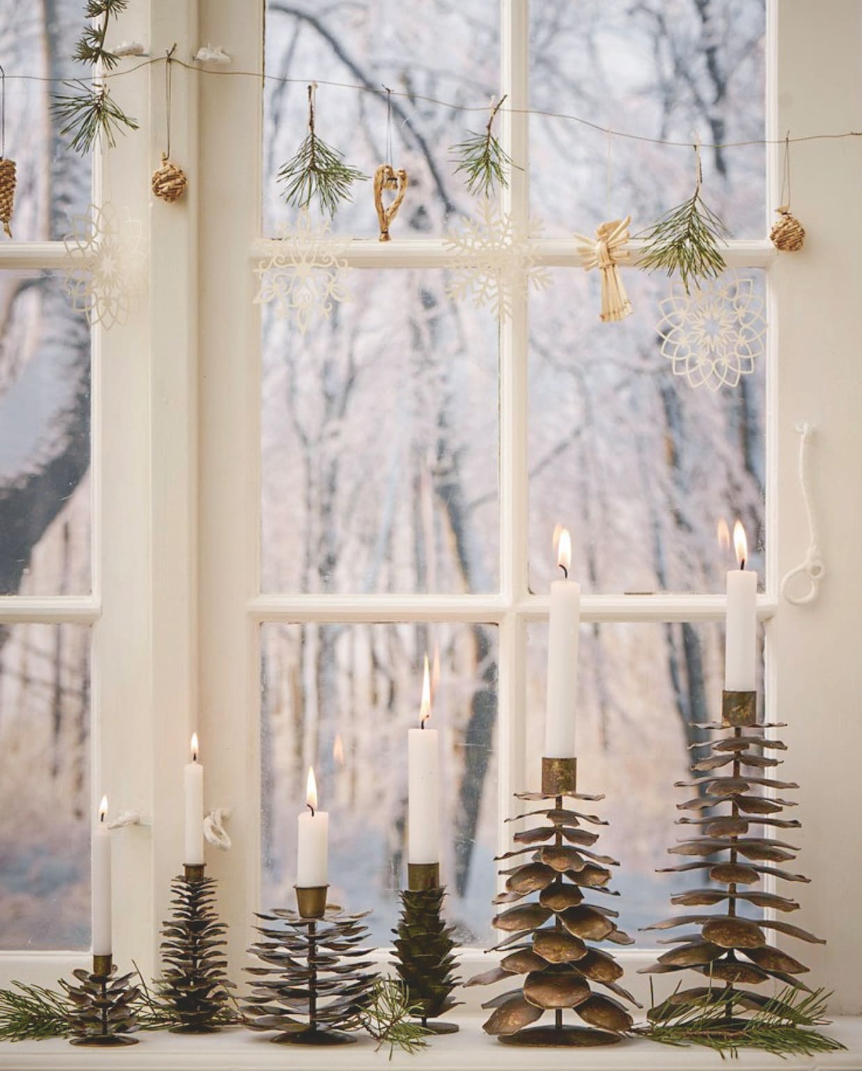 Ib Laursen kandelaar dennenappel, metaal, diverse maten vanaf 6x6 cm (bxh), per stuk vanaf € 11,50 (iblaursen.dk). vtwonen Landelijk 10-2025 | styling Sanne Ketelaar | fotografie Stan Koolen